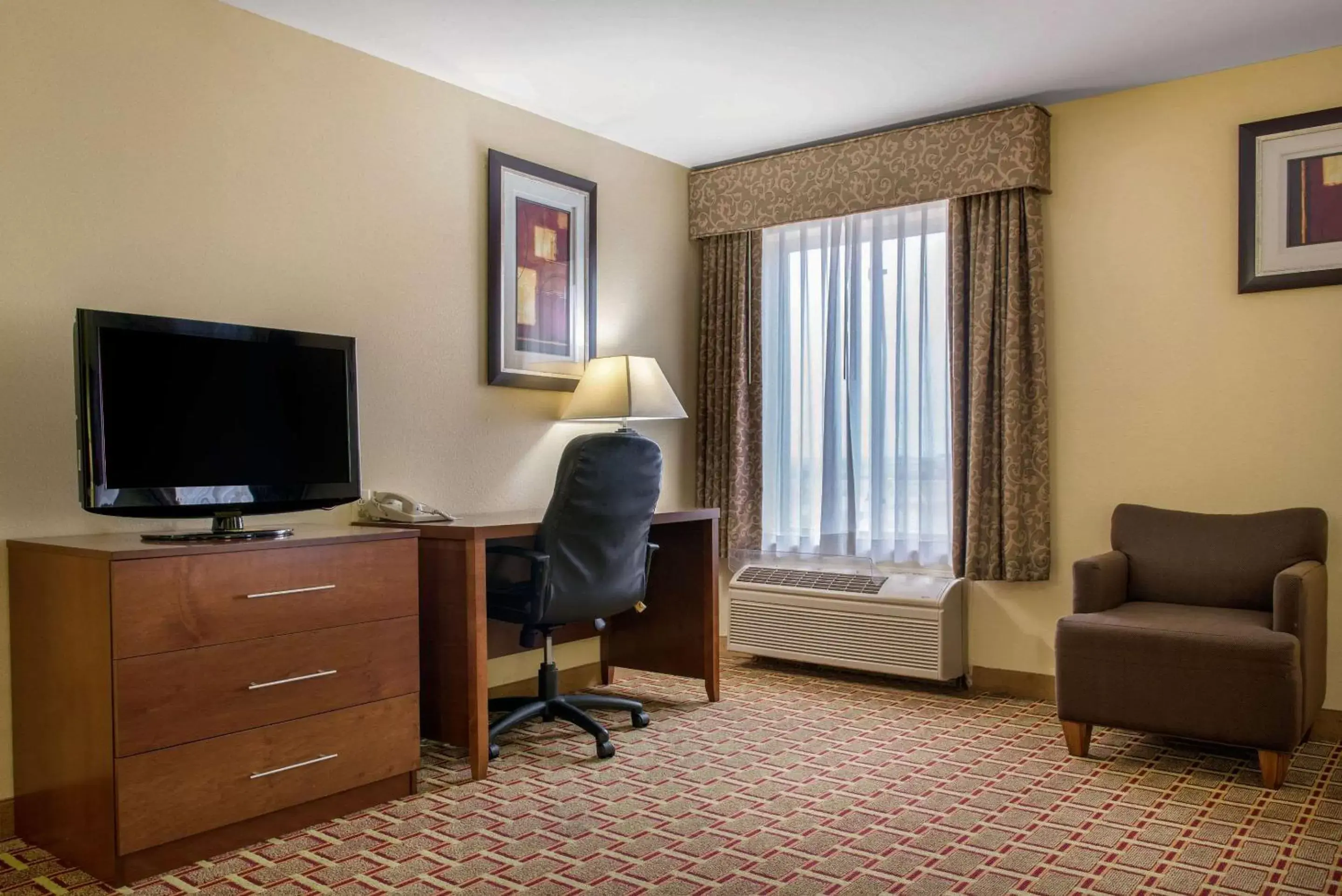 Photo of the whole room, TV/Entertainment Center in Quality Inn Jacksonville near I-72