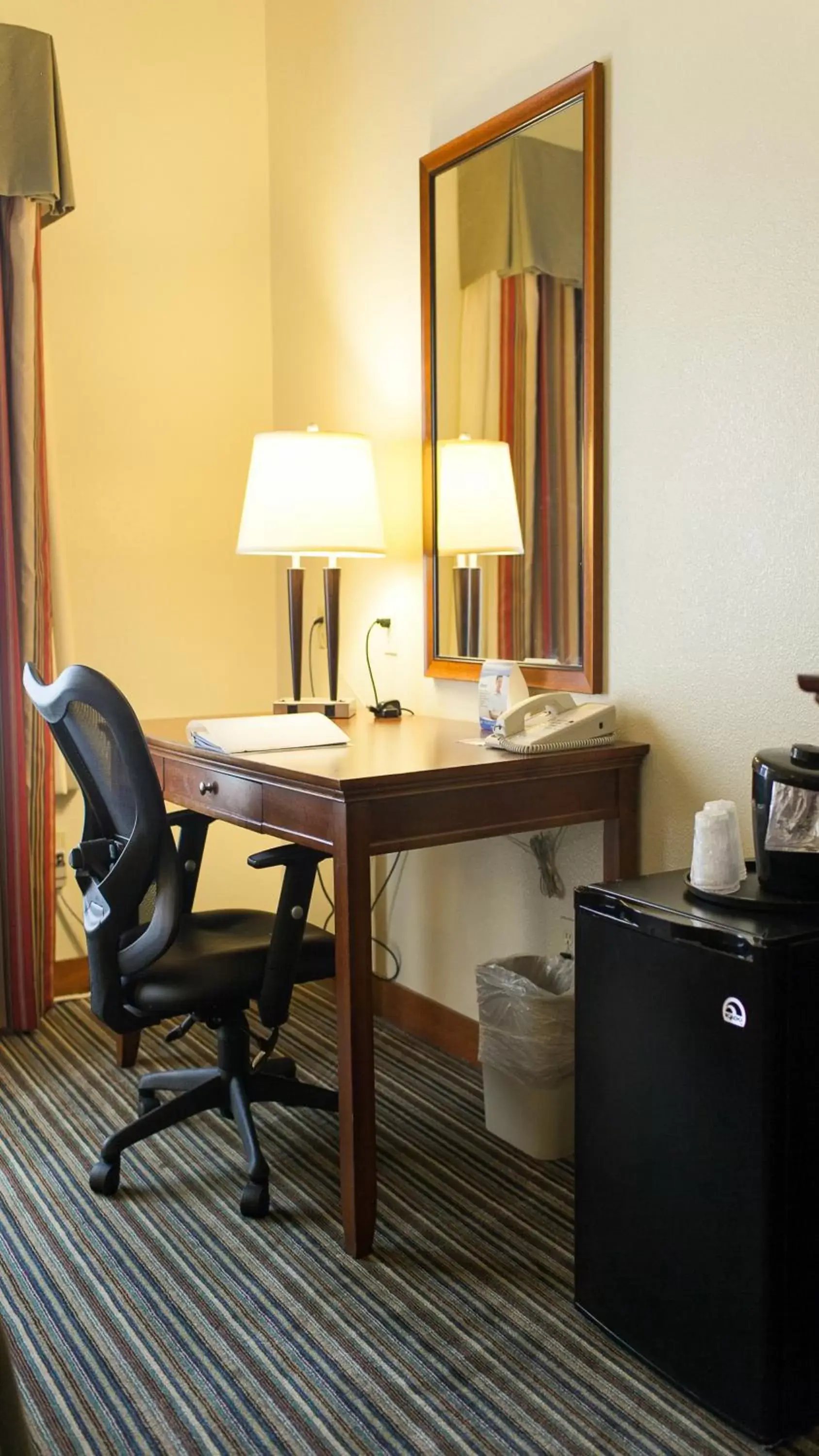 Seating area, TV/Entertainment Center in Holiday Inn Express Turlock, an IHG Hotel