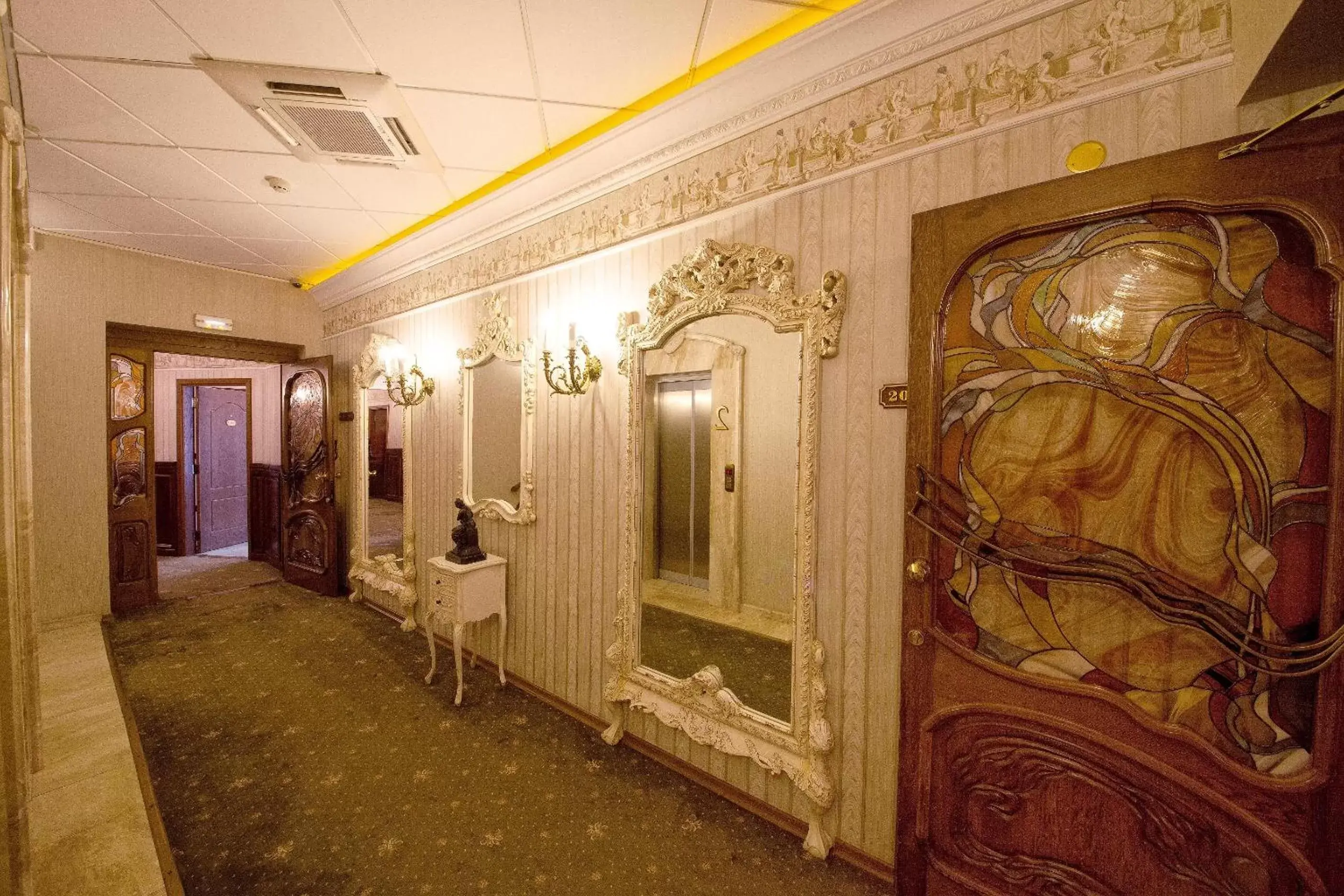 Decorative detail in Grand Hotel London