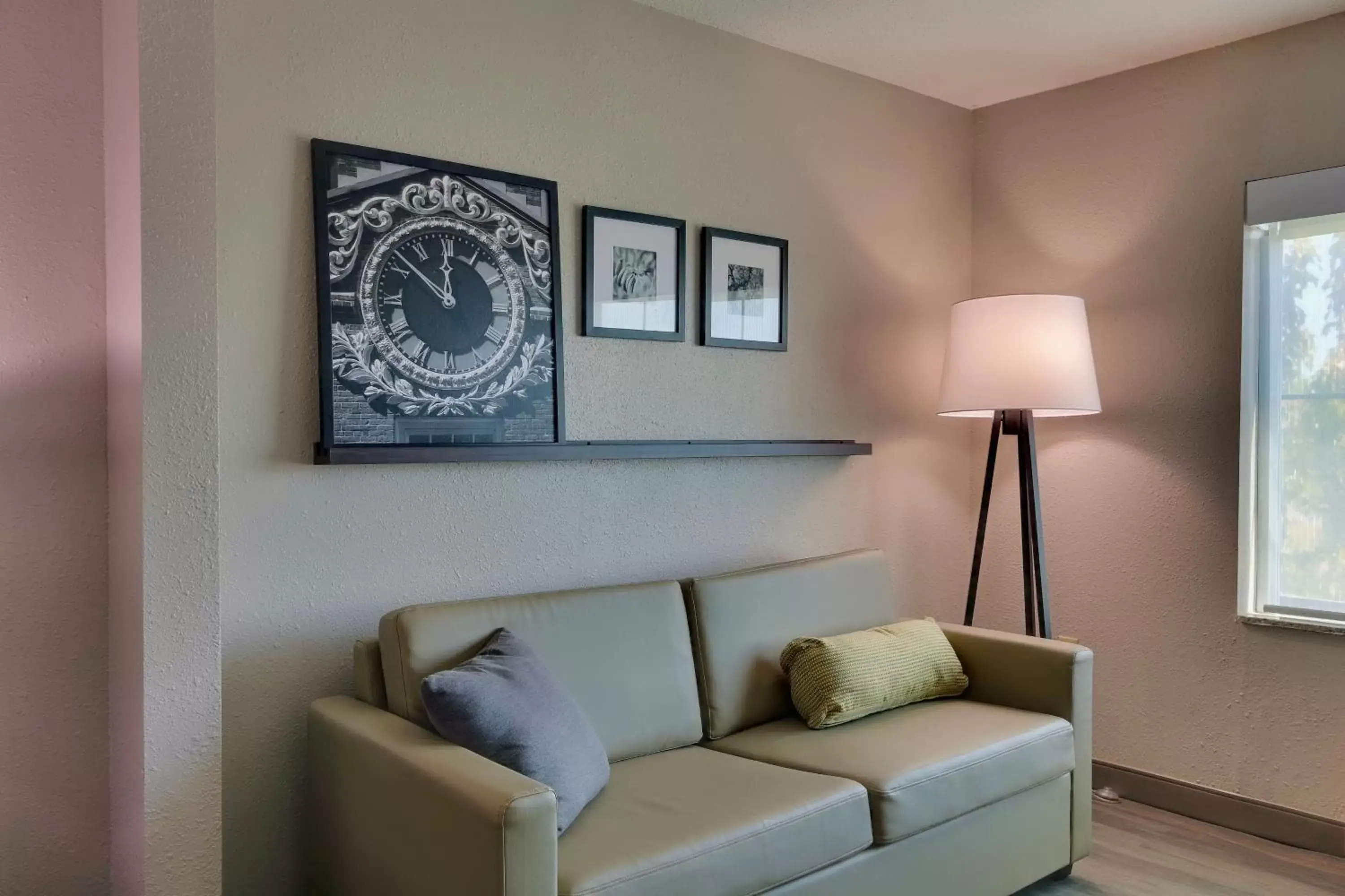 Living room, Seating Area in Country Inn & Suites by Radisson, Savannah Gateway, GA