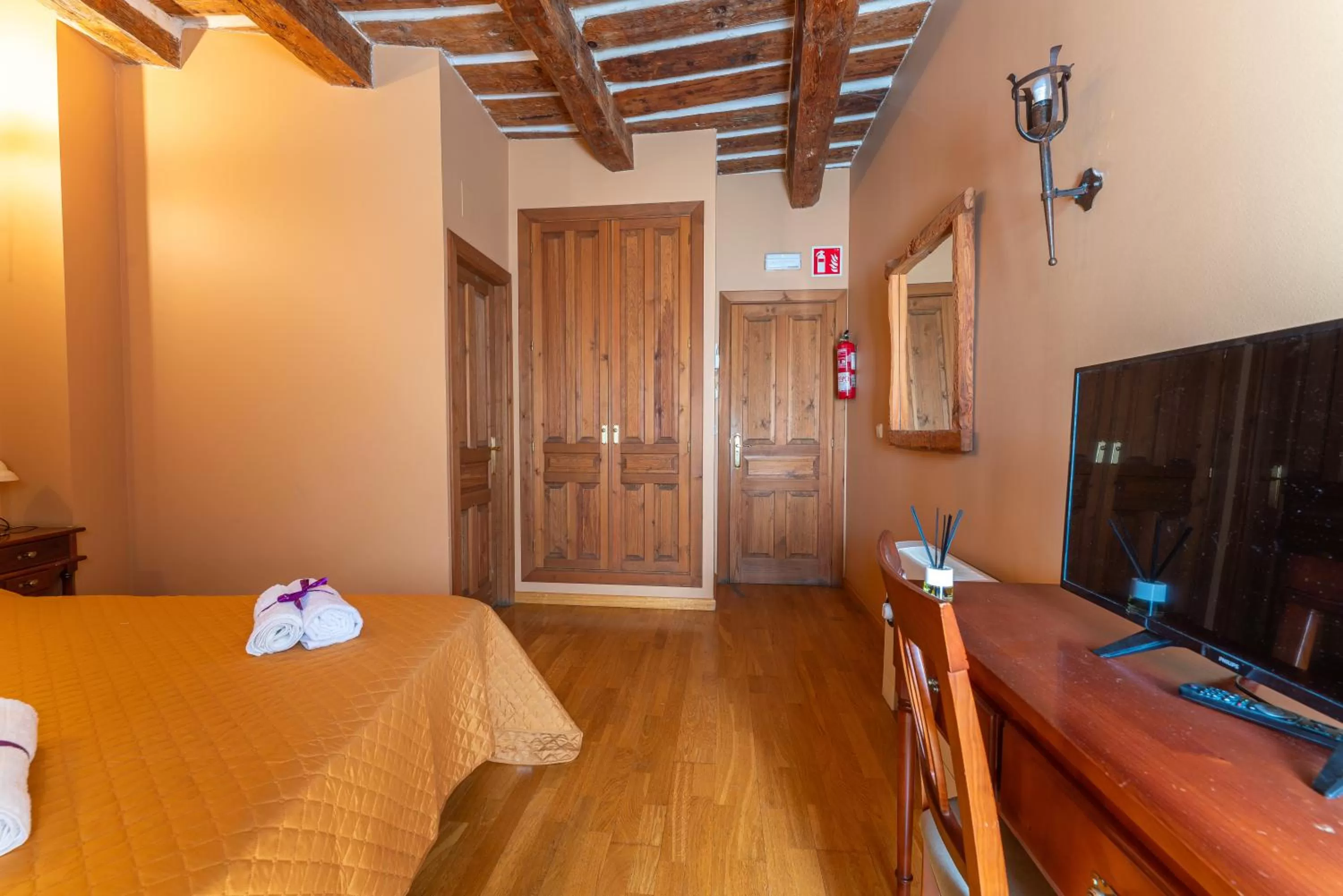 TV and multimedia, Bed in Hotel Rincón Castellano