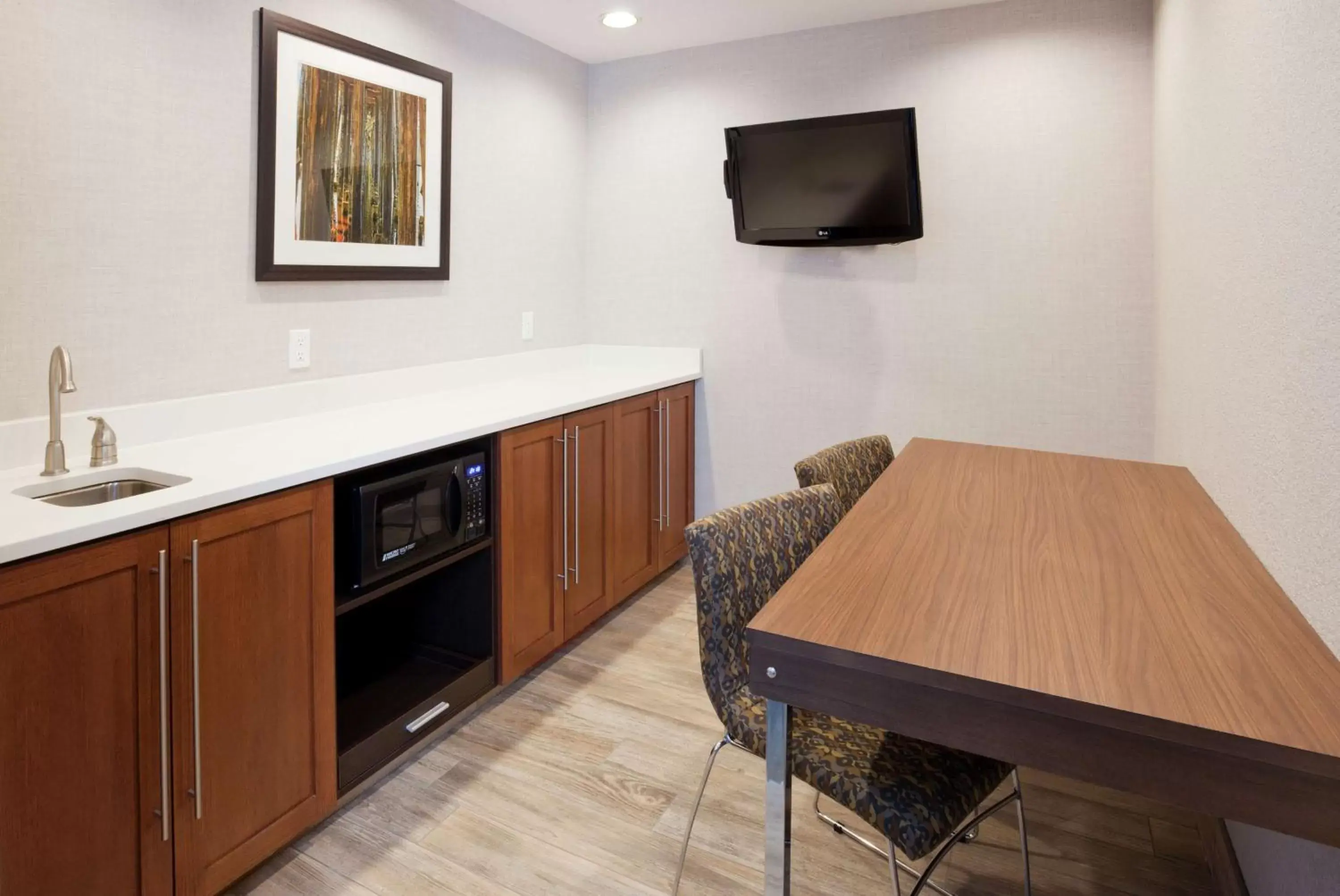 Kitchen or kitchenette, TV/Entertainment Center in Hampton Inn Duluth-Canal Park