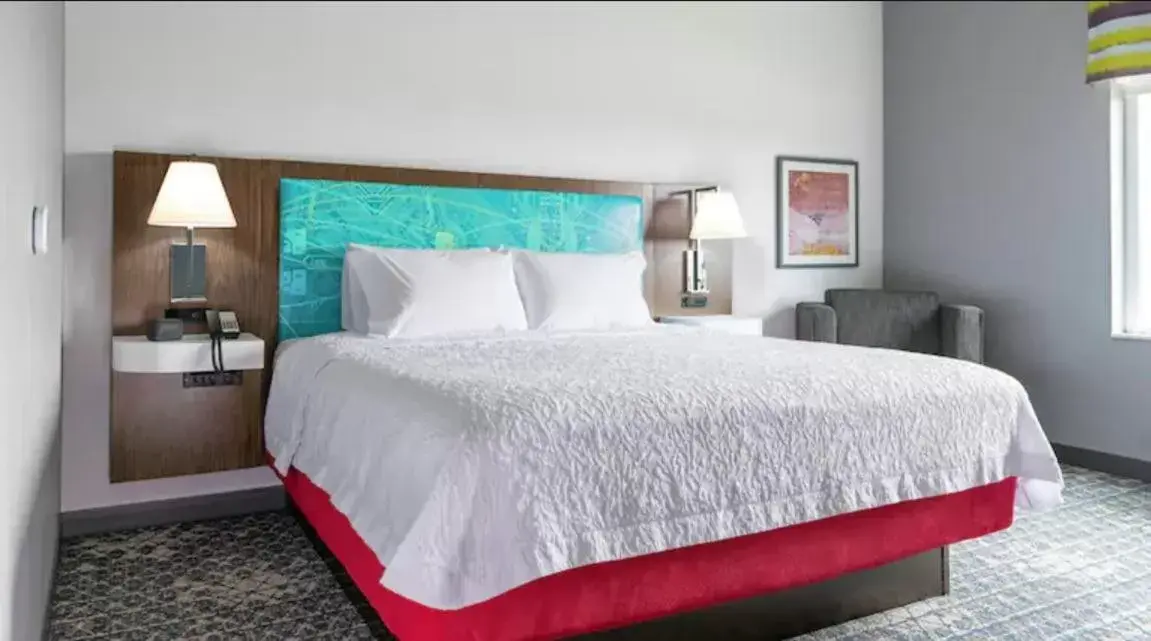 Bed in Hampton Inn & Suites Ypsilanti, MI