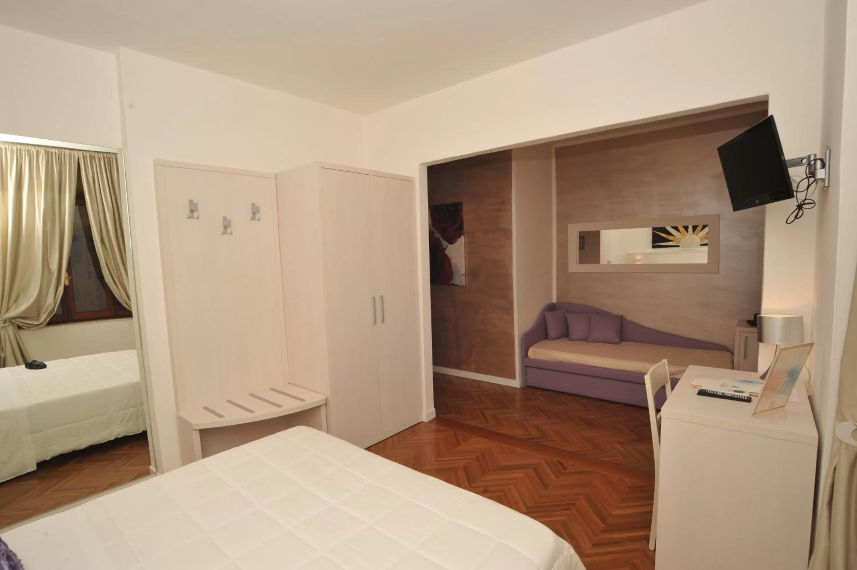 Photo of the whole room, Bed in Hotel Astoria