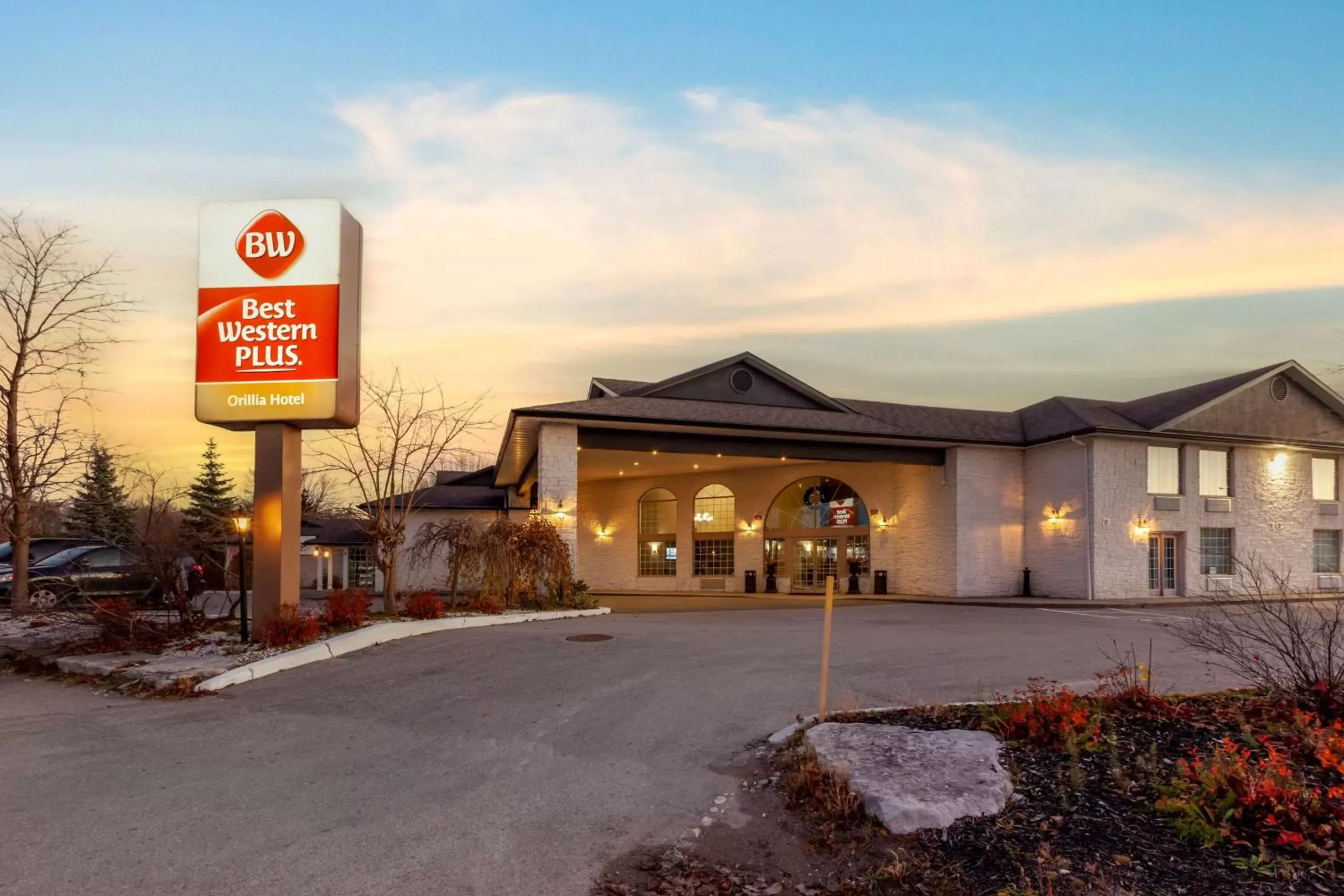 Property Building in Best Western Plus Orillia Hotel