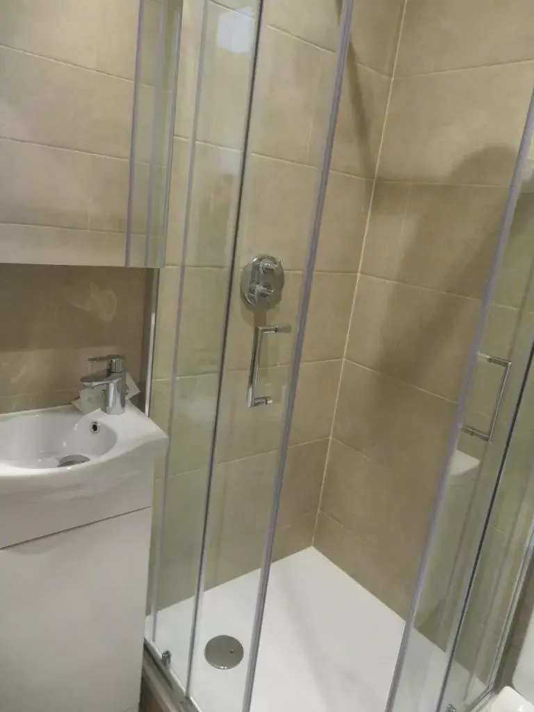 Bathroom in Glendale Hyde Park Hotel