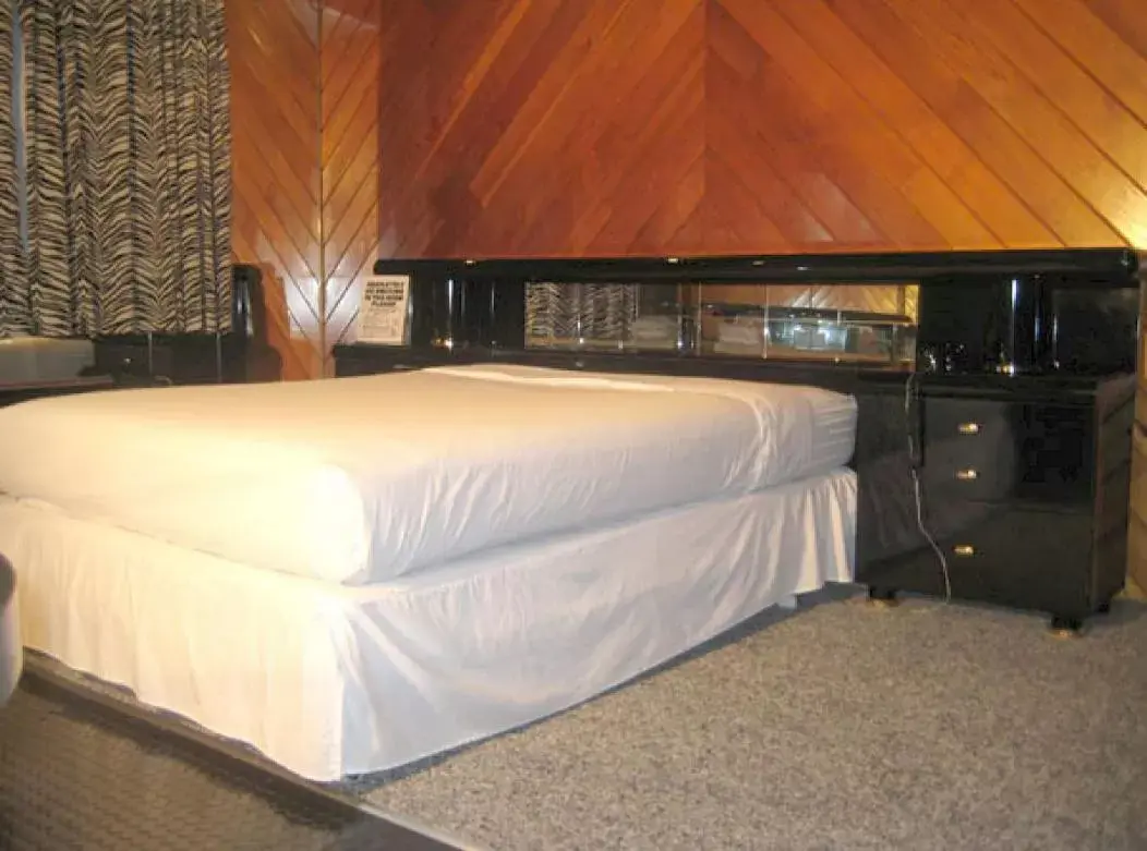Bedroom, Bed in Commack Inn