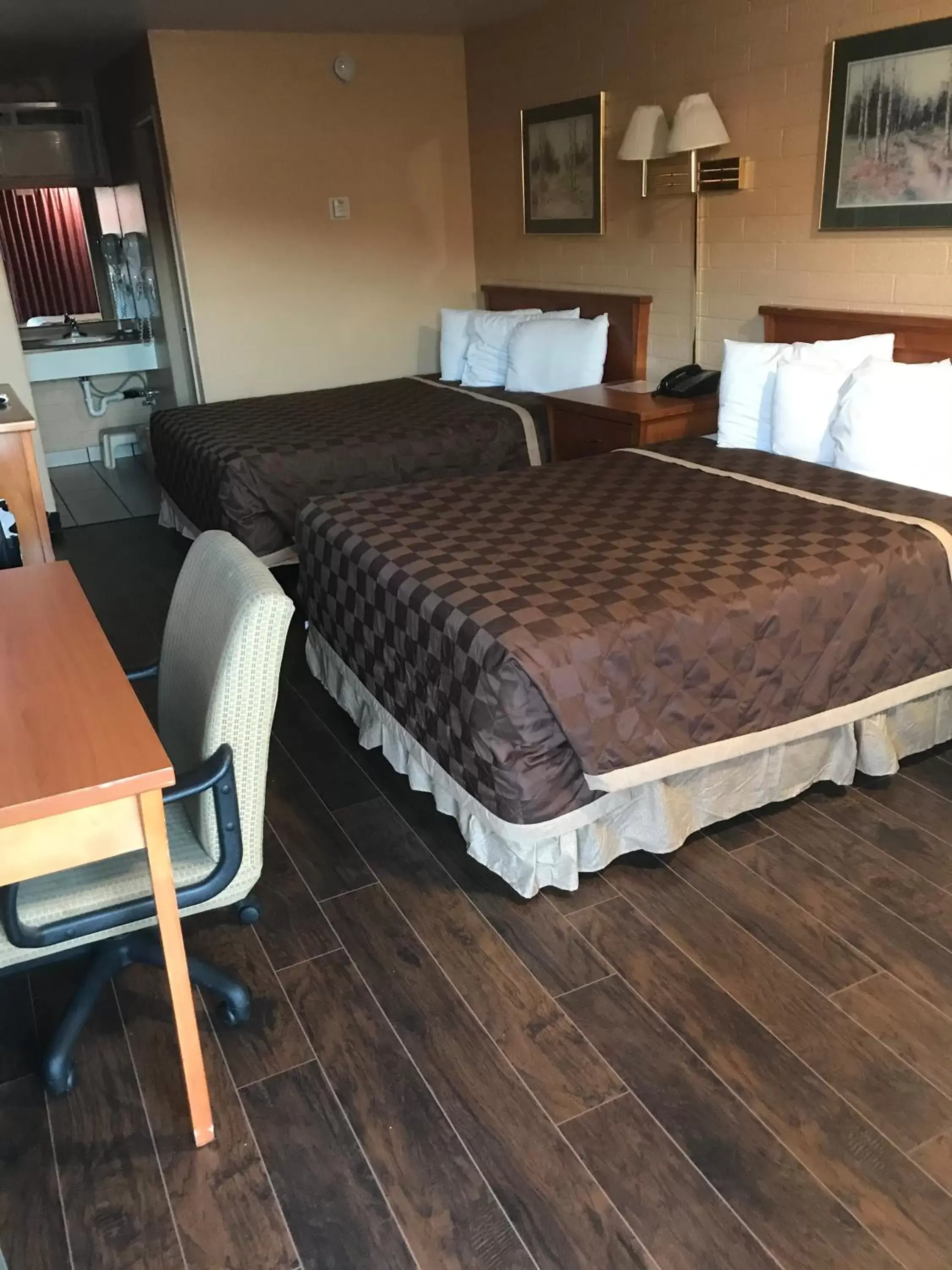 Photo of the whole room, Bed in Westerner Motel