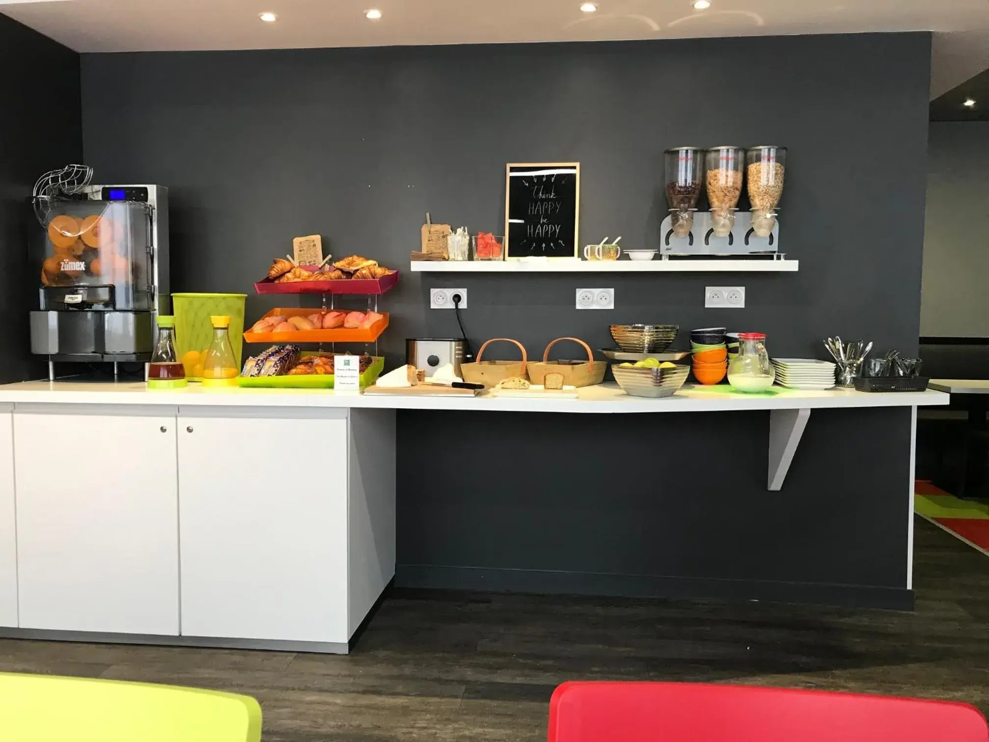 Food and drinks, Kitchen/Kitchenette in Ibis Styles Chambery Centre Gare