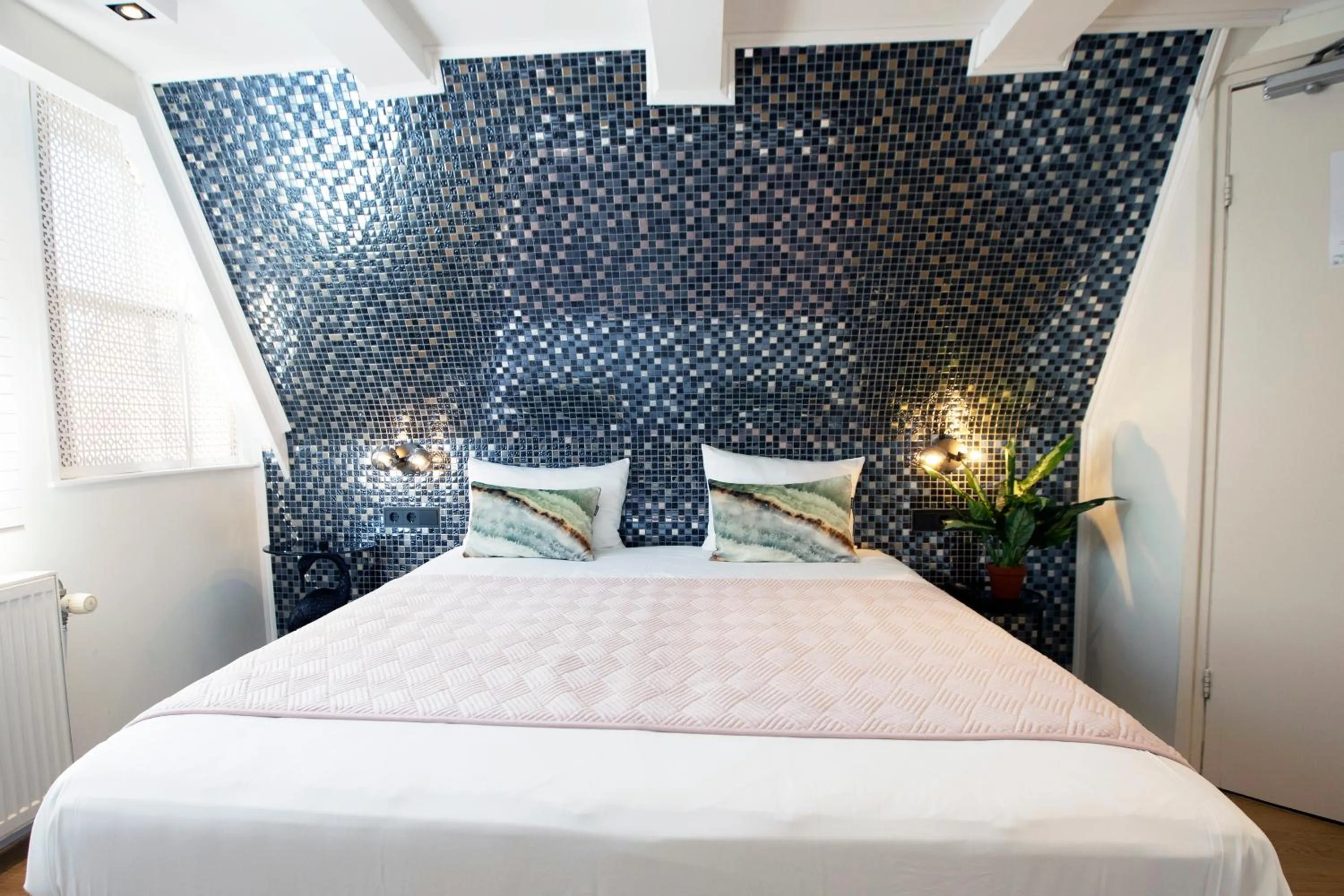 Bed in Quentin Golden Bear Hotel