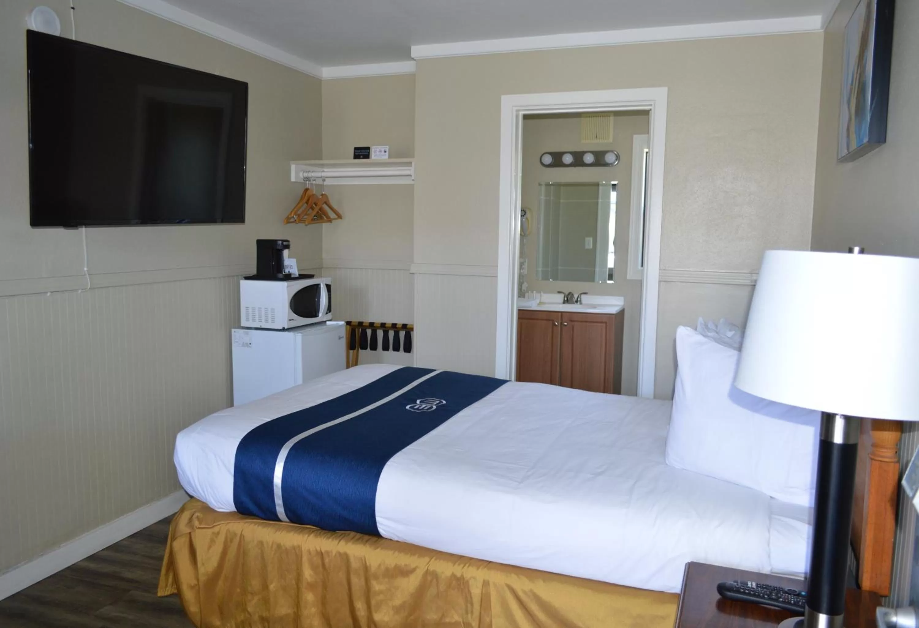 Bed in Omeo Suites Glass Beach