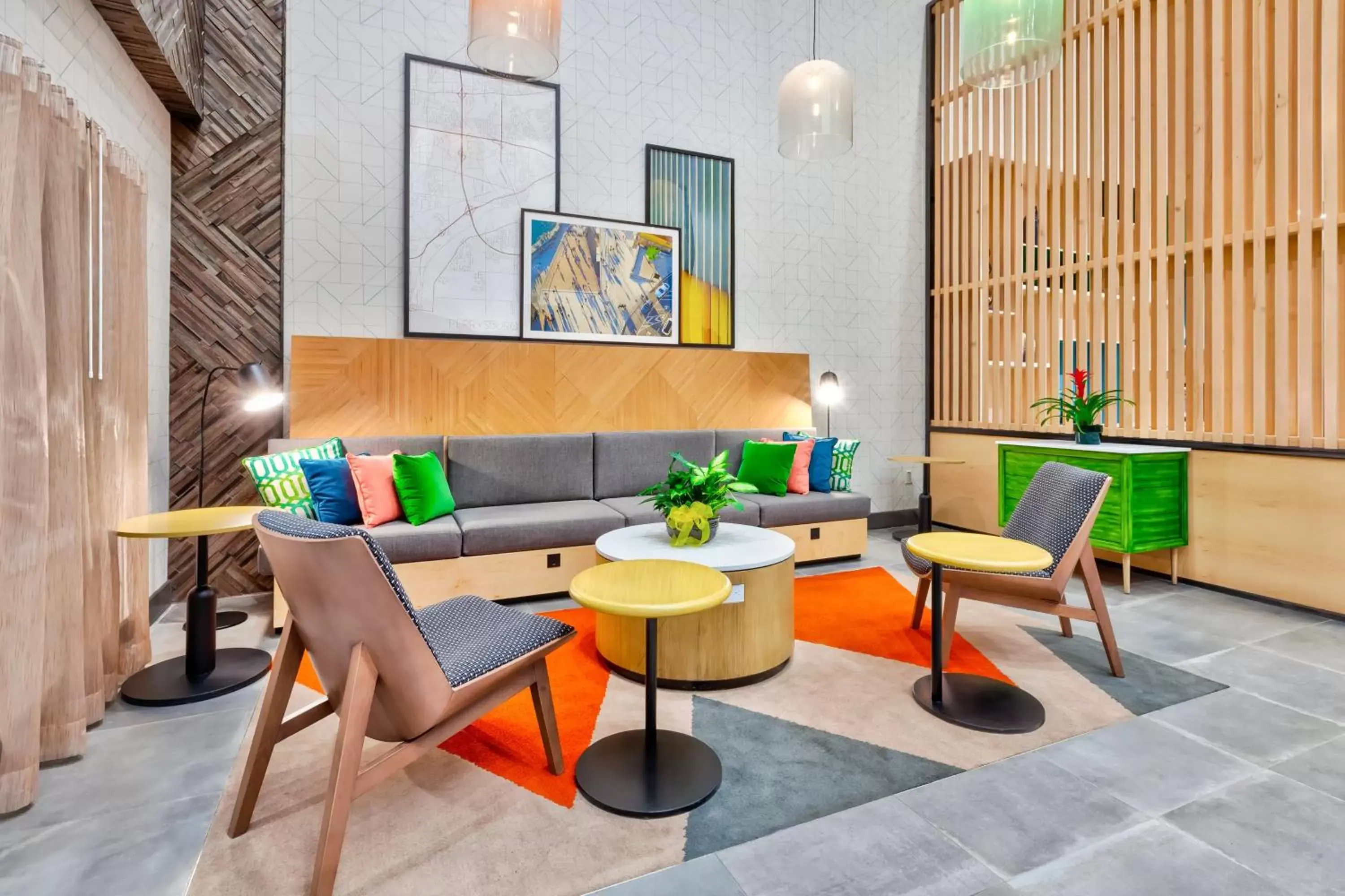 Lobby or reception, Seating Area in Holiday Inn & Suites - Toledo Southwest - Perrysburg, an IHG Hotel