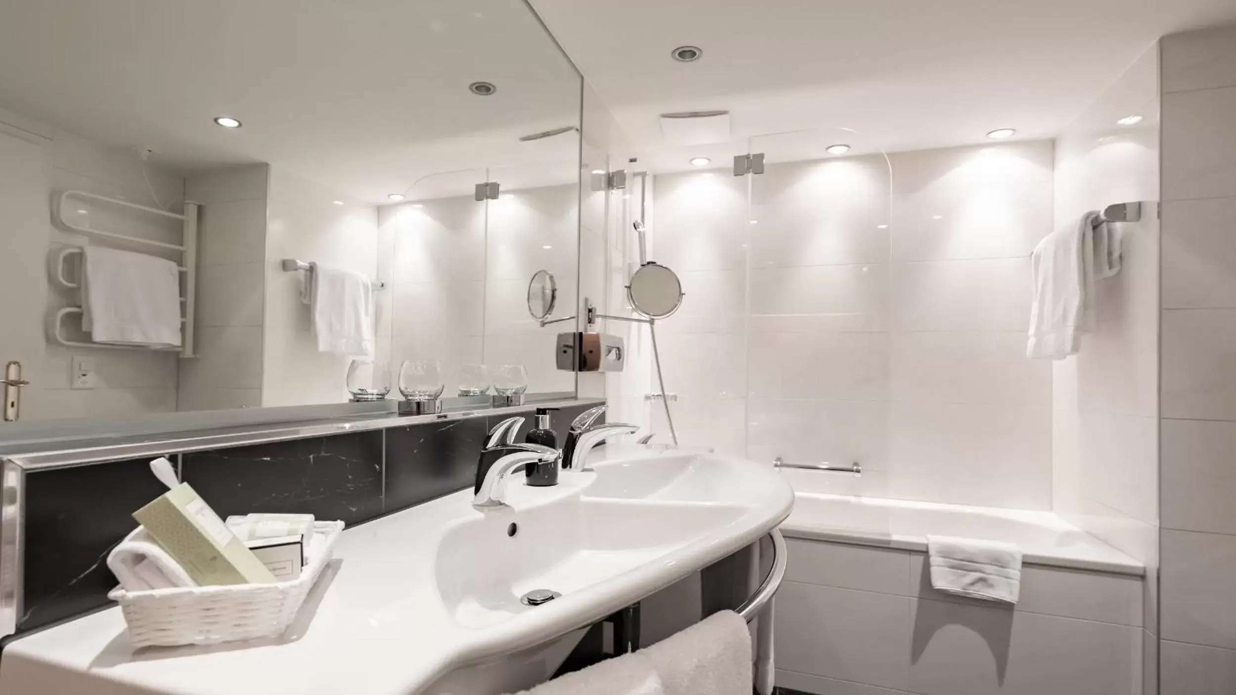 Shower, Bathroom in Romantik Hotel Wilden Mann Luzern