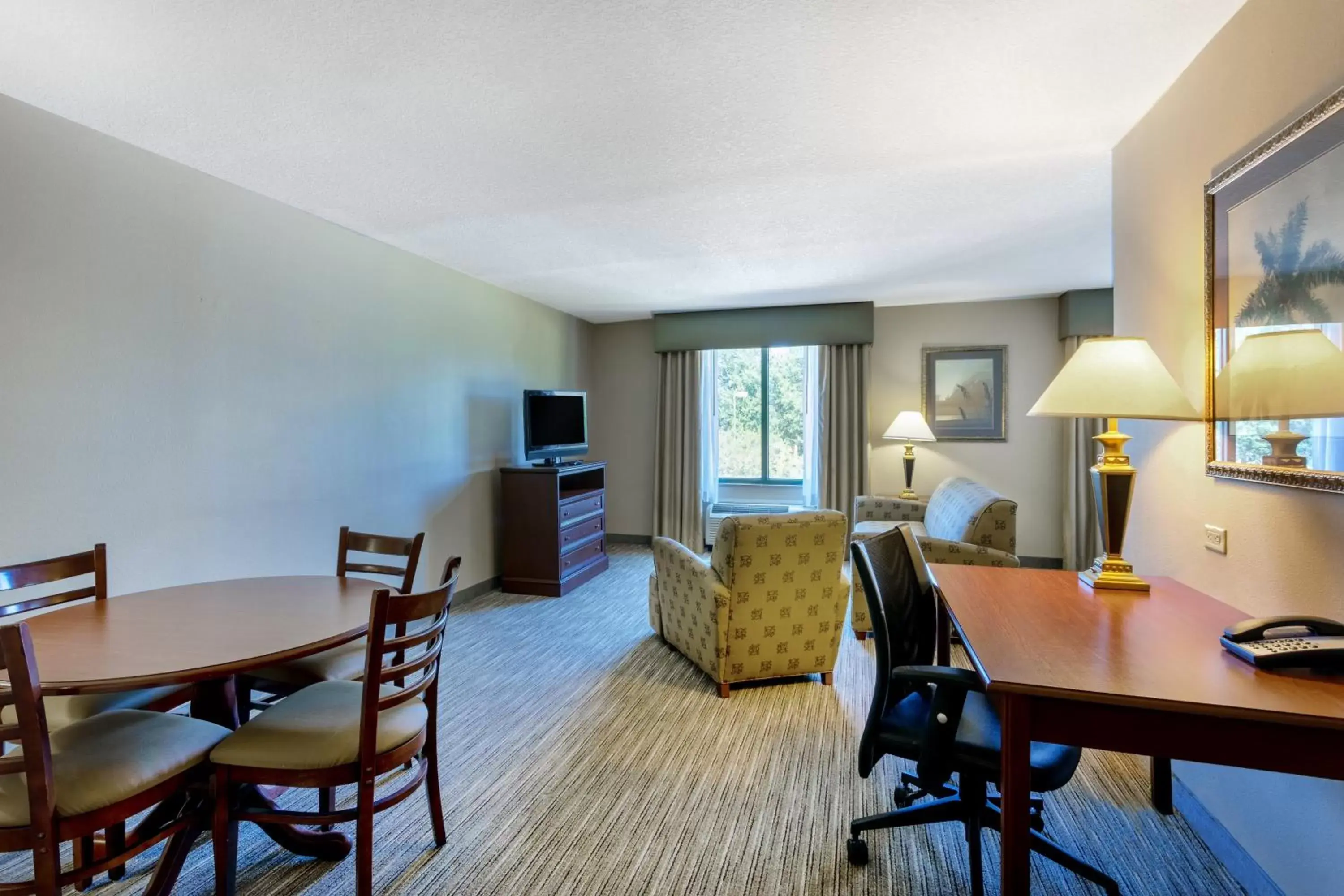 Photo of the whole room, Dining Area in Holiday Inn Express & Suites Bradenton East-Lakewood Ranch, an IHG Hotel