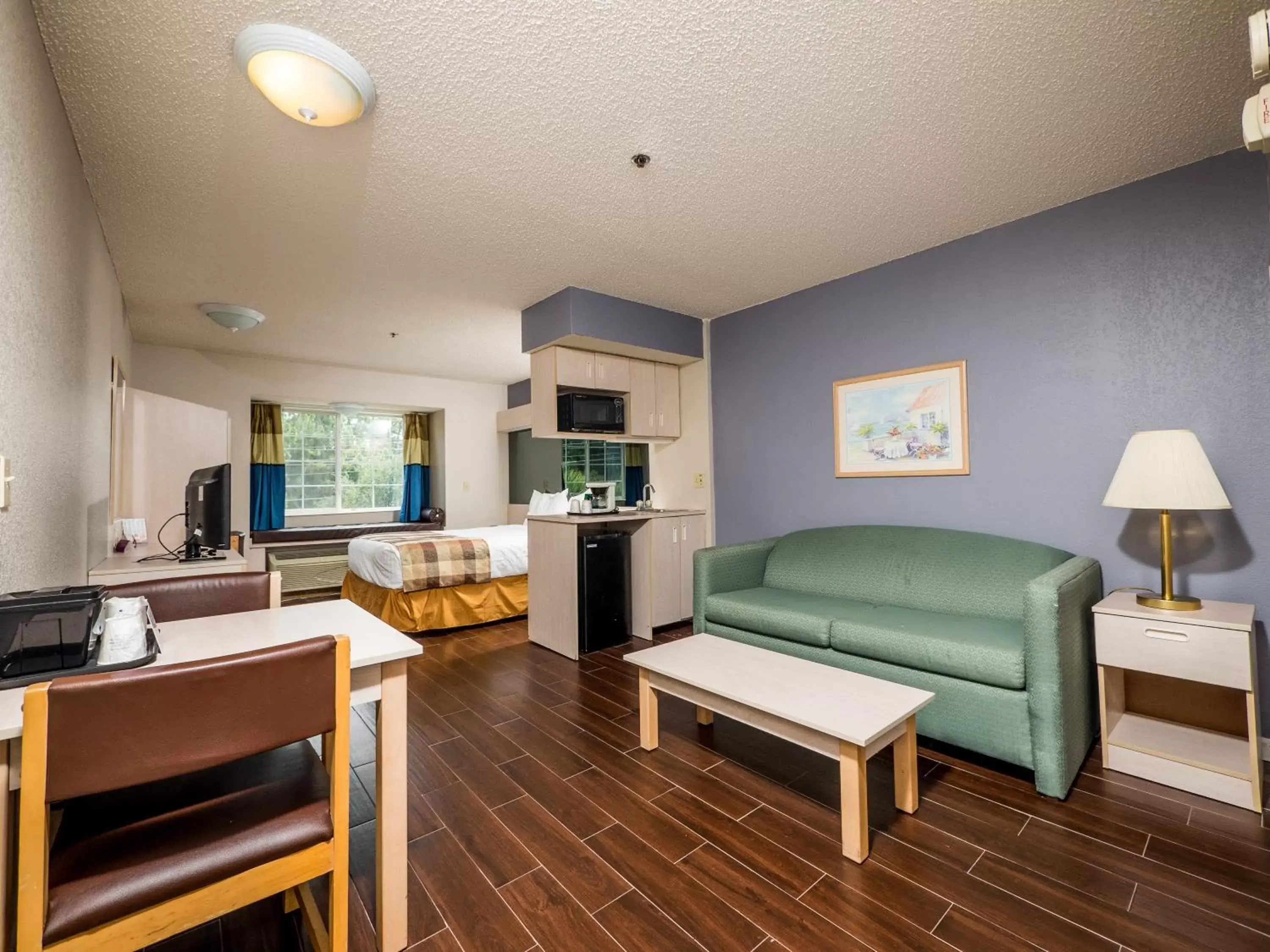 Kitchen or kitchenette, Lounge/Bar in Microtel Inn & Suites by Wyndham Palm Coast I-95