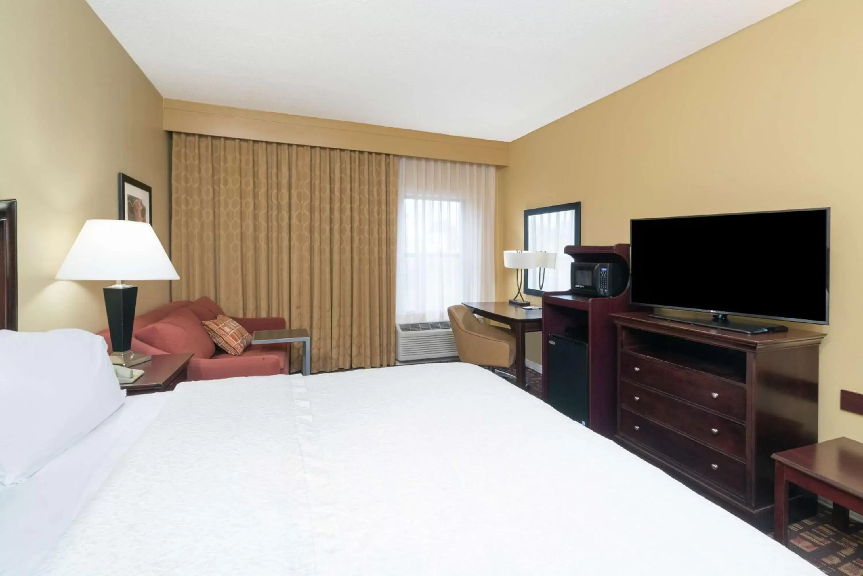 Bedroom, TV/Entertainment Center in Hampton Inn Corydon