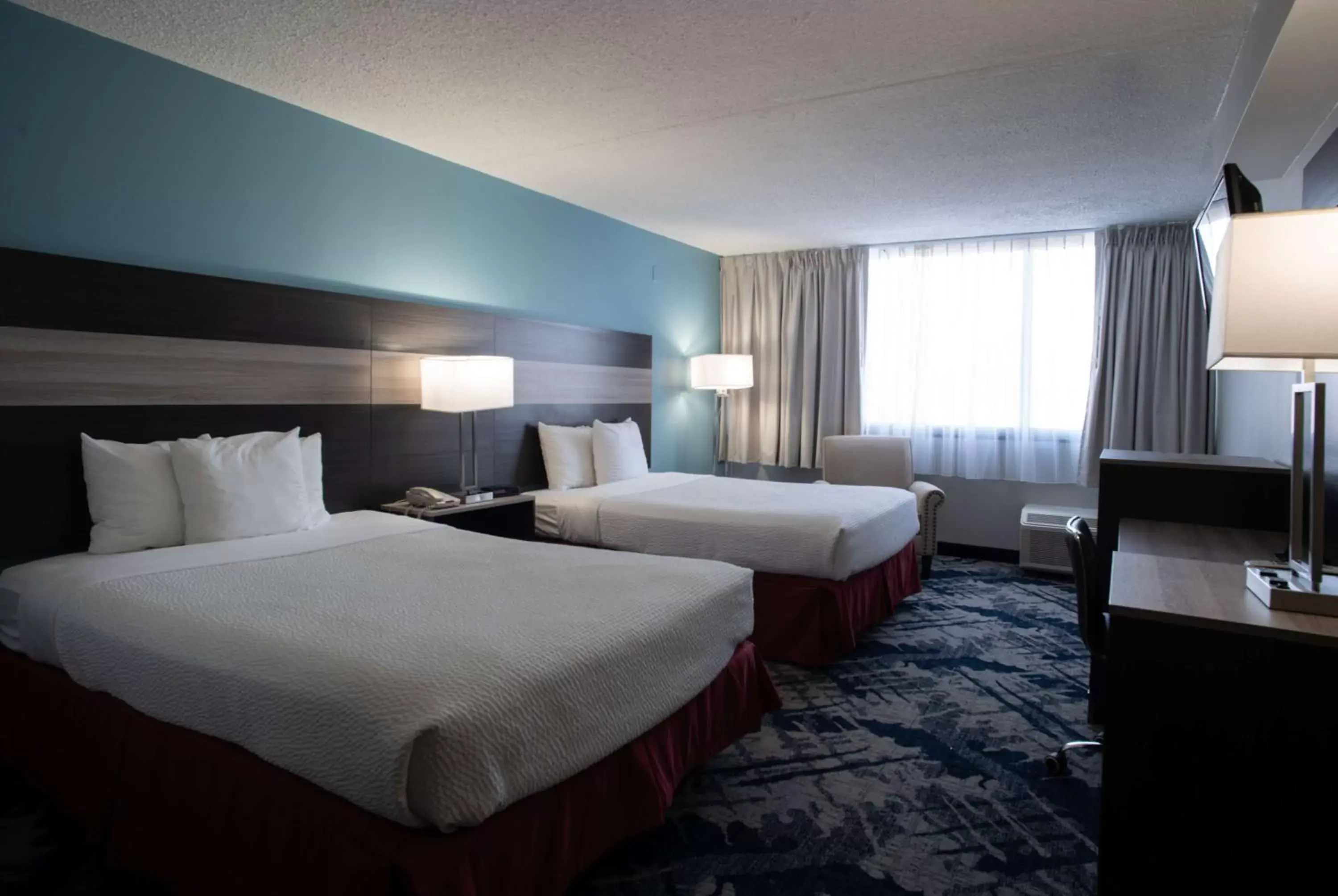 Photo of the whole room, Bed in Days Hotel by Wyndham East Brunswick Conference Center