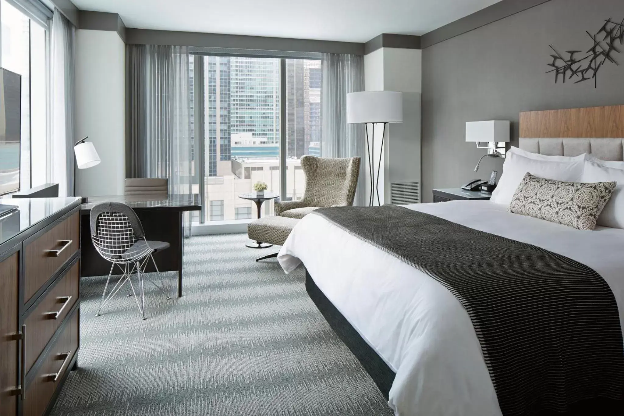 Photo of the whole room, Bed in Loews Chicago Hotel