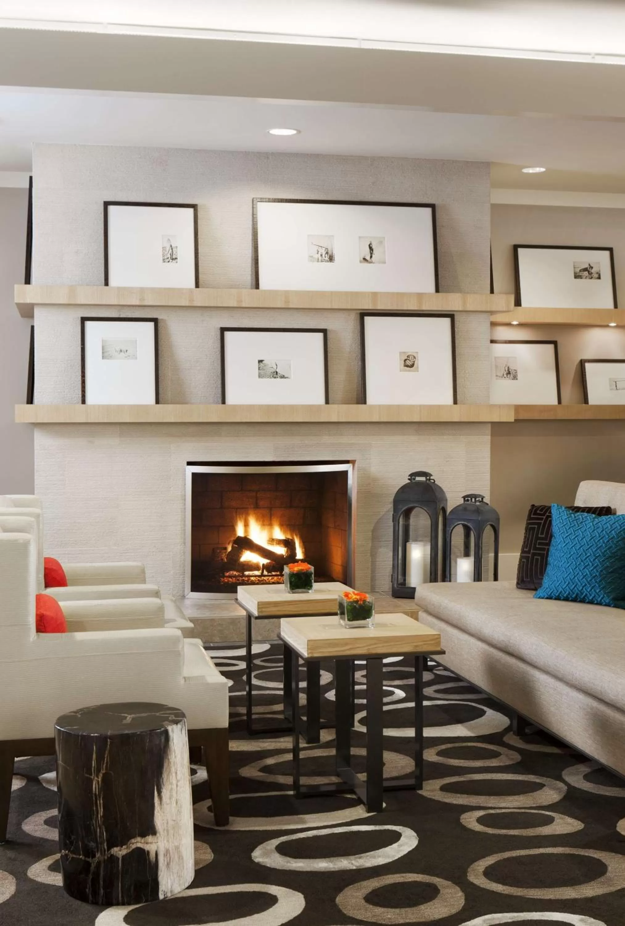 Lounge or bar in Hyatt Regency Newport Beach