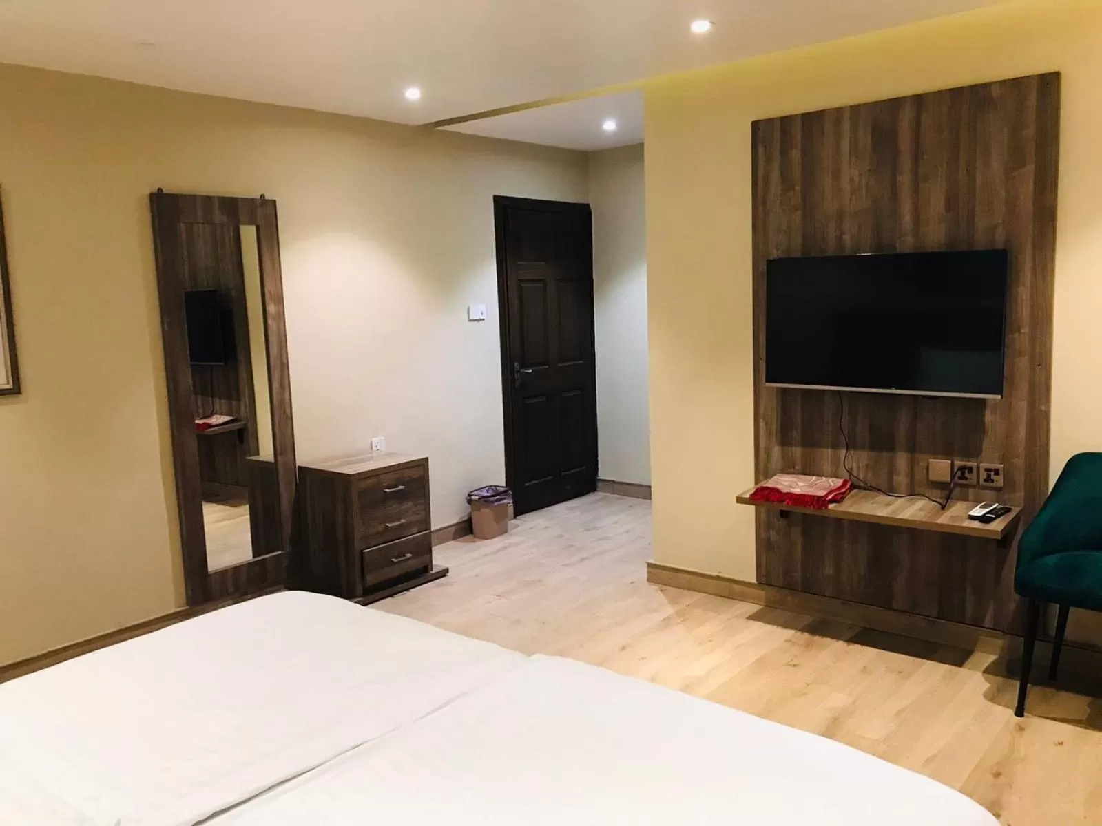 Bedroom, Bed in Hamsun Shahrah-e-Faisal