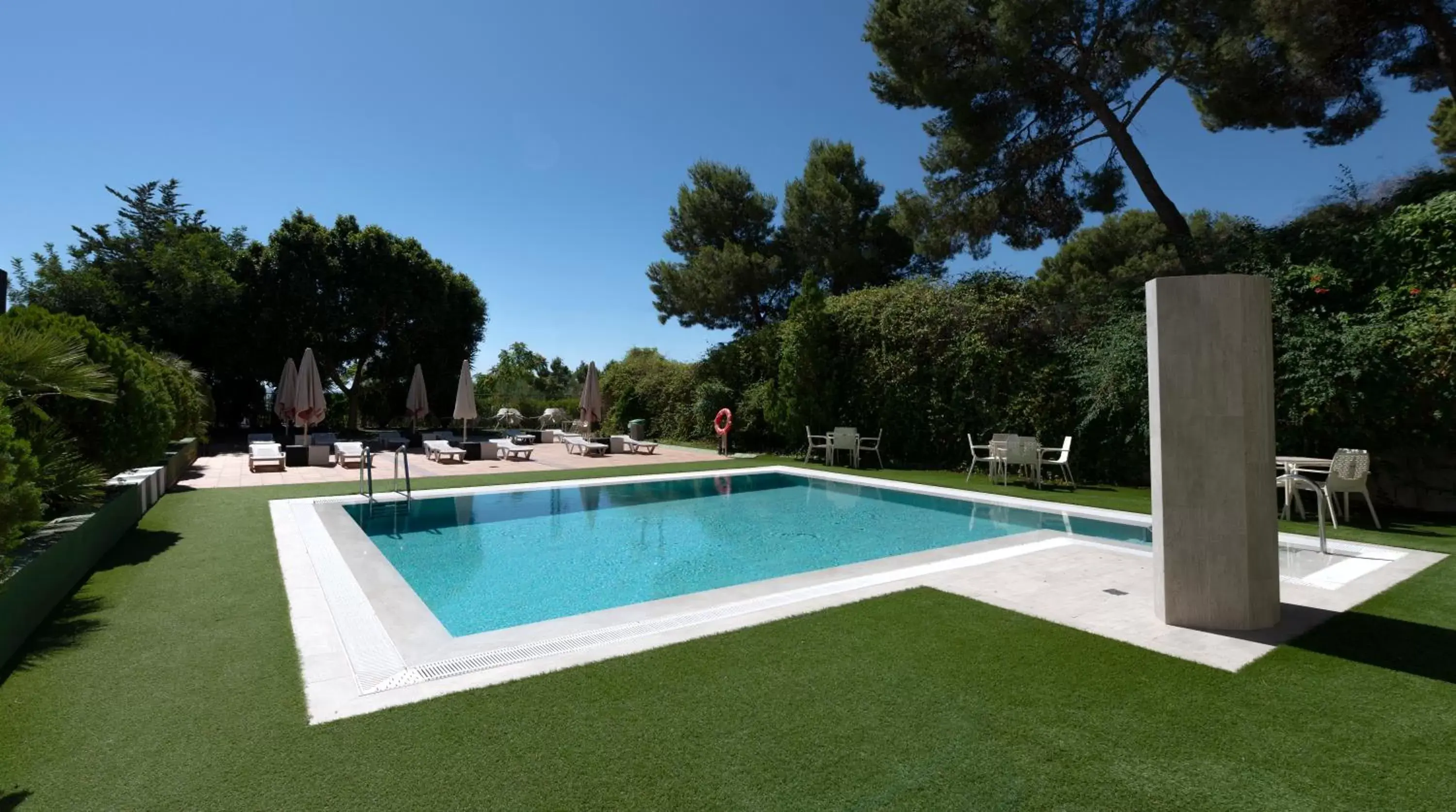 Swimming Pool in Sercotel Riscal