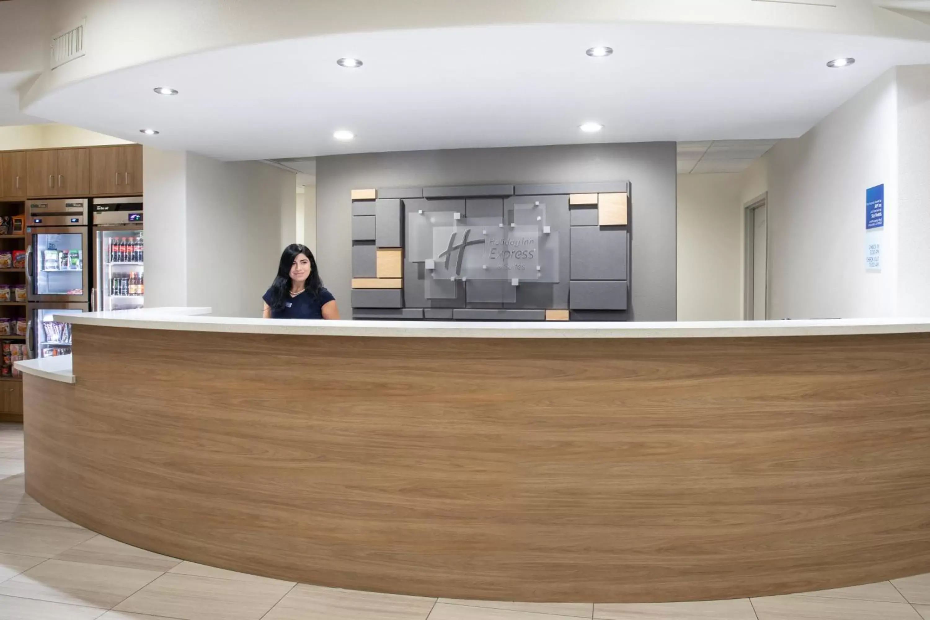 Property building, Lobby/Reception in Holiday Inn Express & Suites Yosemite Park Area, an IHG Hotel