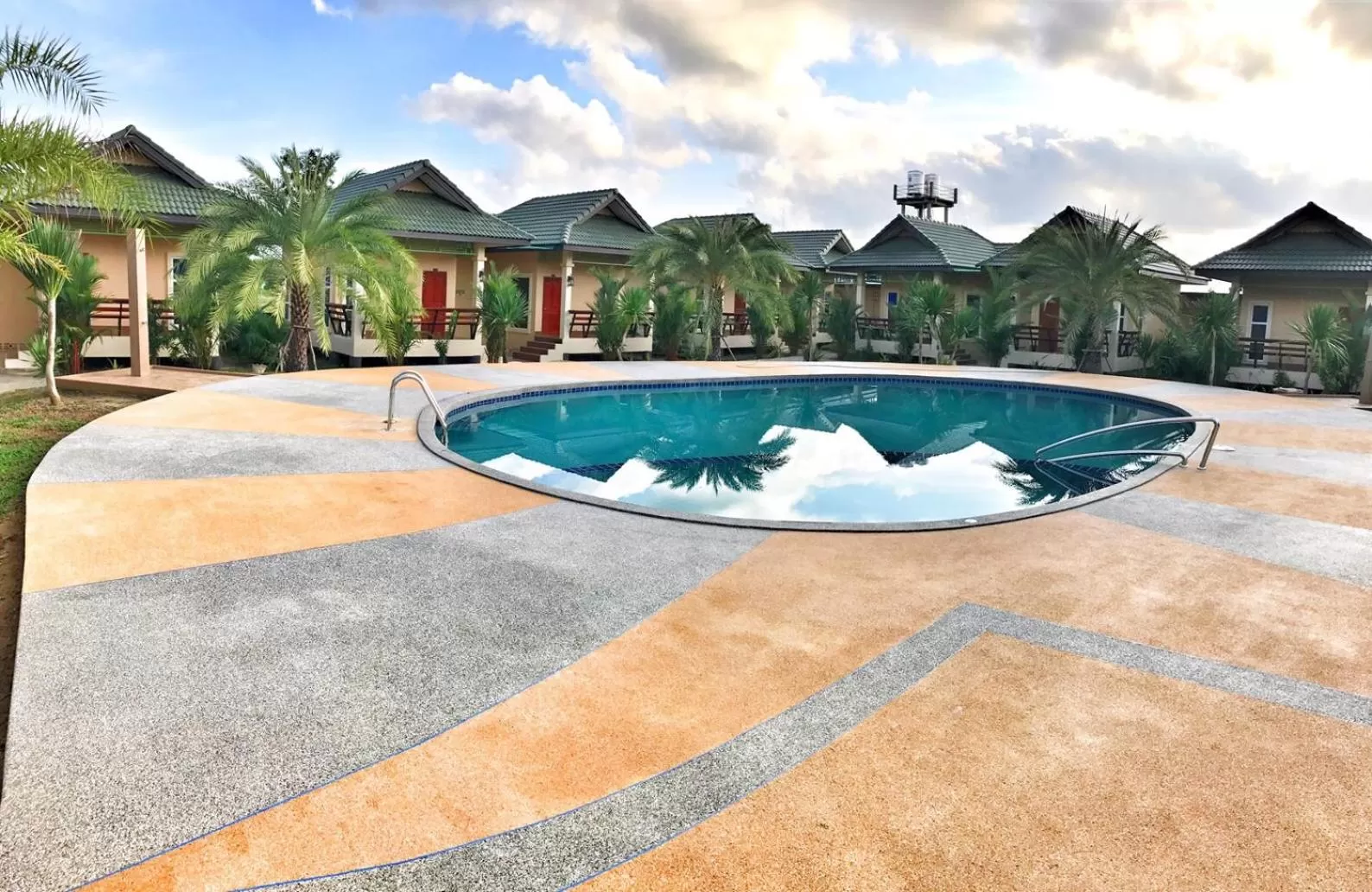 Swimming pool in Huan Soontaree