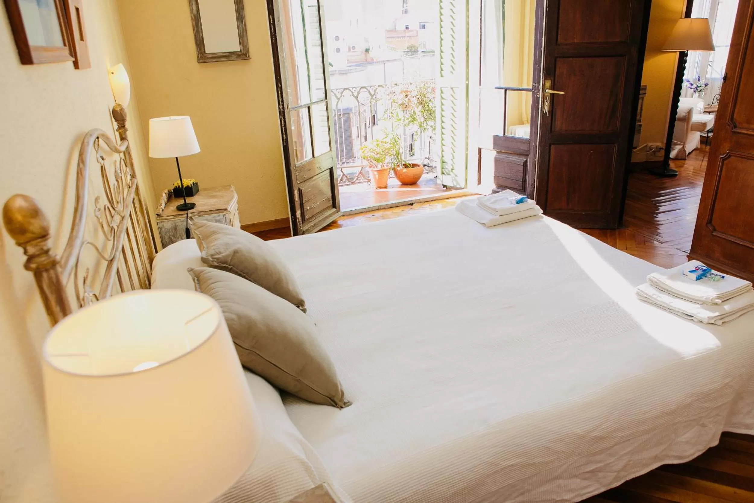 Day, Bed in Ally's Bed&Breakfast,