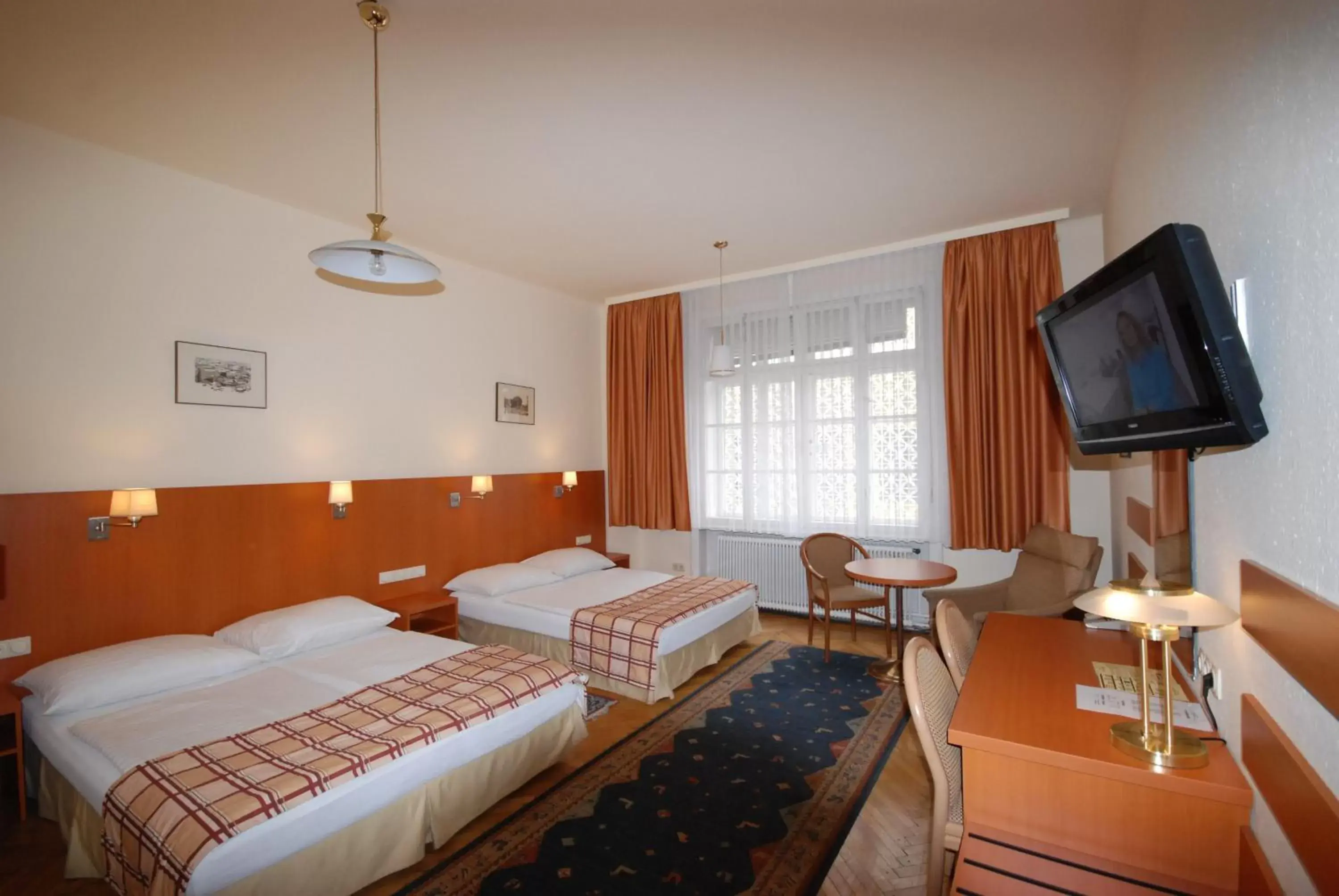 Photo of the whole room, Bed in Continental Hotel-Pension