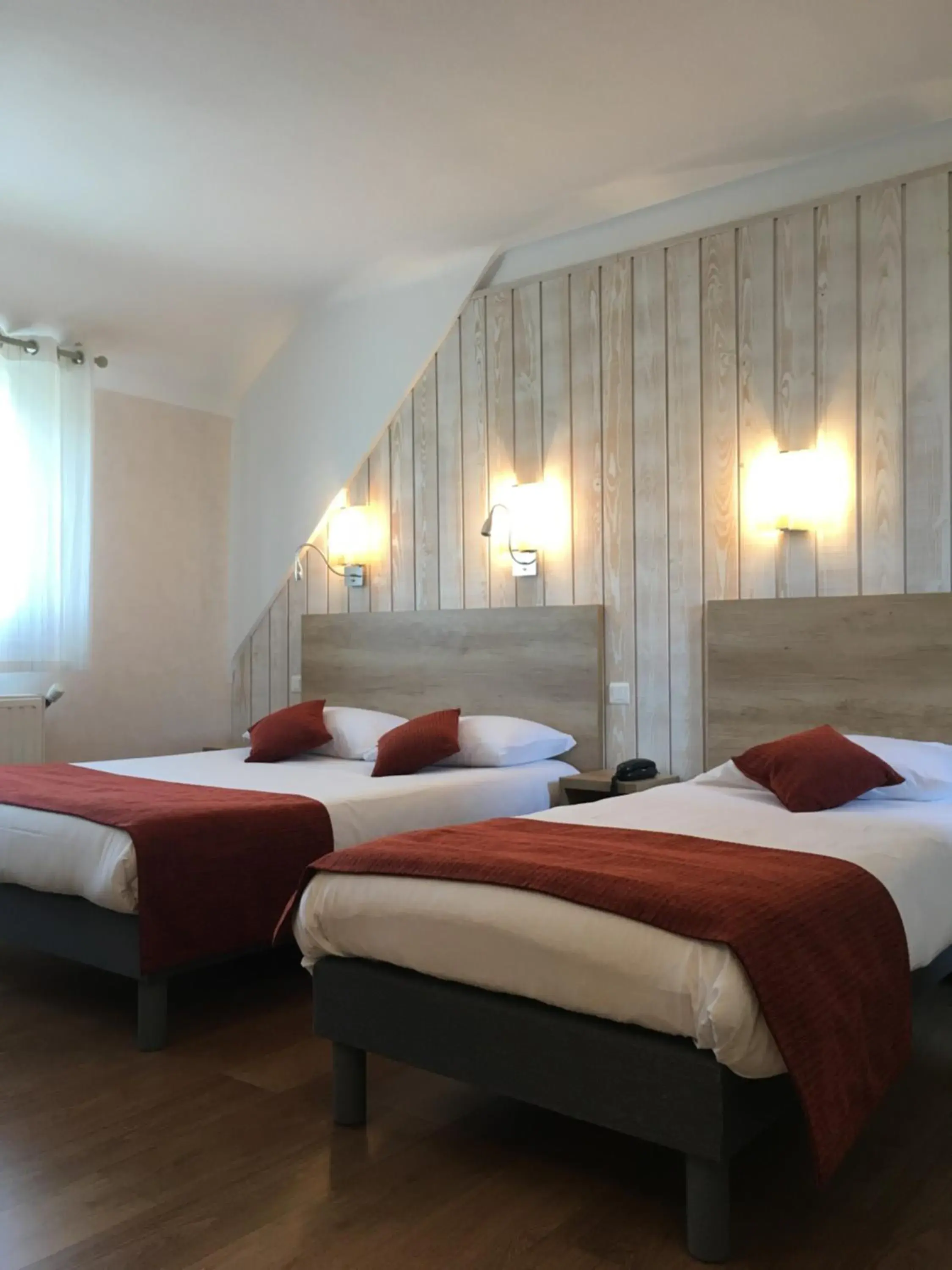 Photo of the whole room, Bed in Brit Hotel des Halles