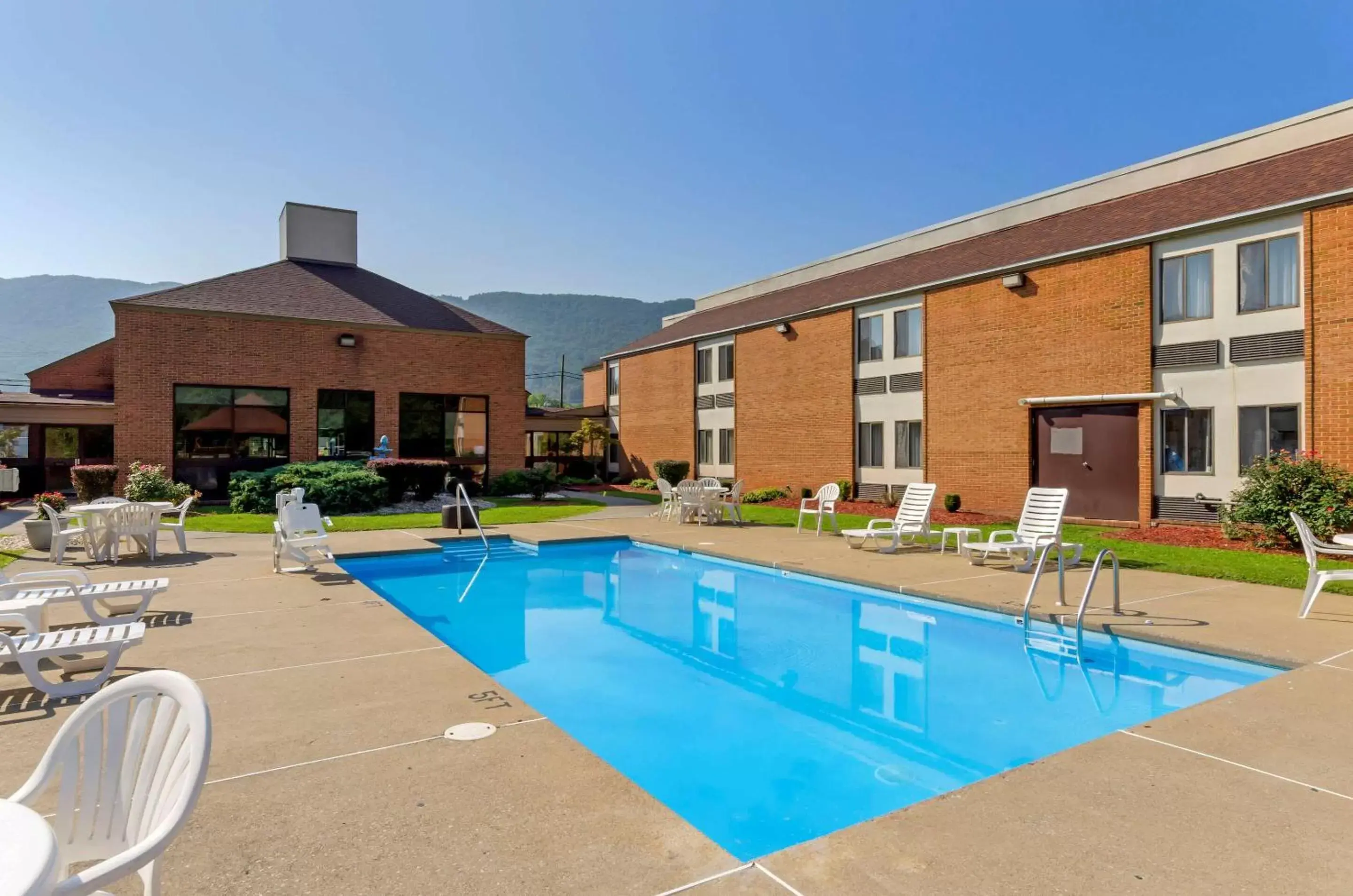 Activities, Property Building in Comfort Inn Bluefield