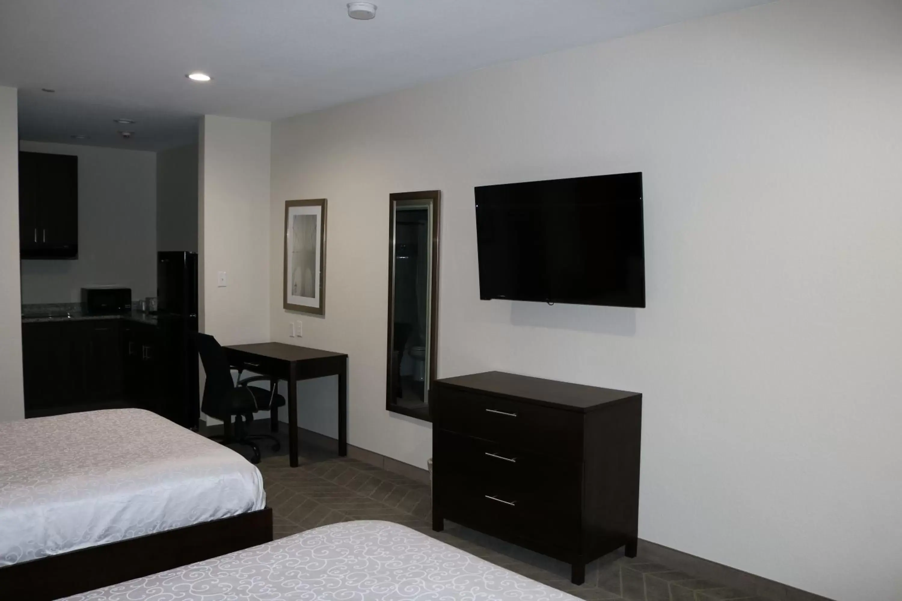 Photo of the whole room, TV/Entertainment Center in Scottish Inn & Suites - IAH Airport