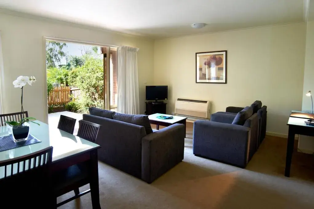 Living room, Seating Area in Comfort Apartments Royal Gardens