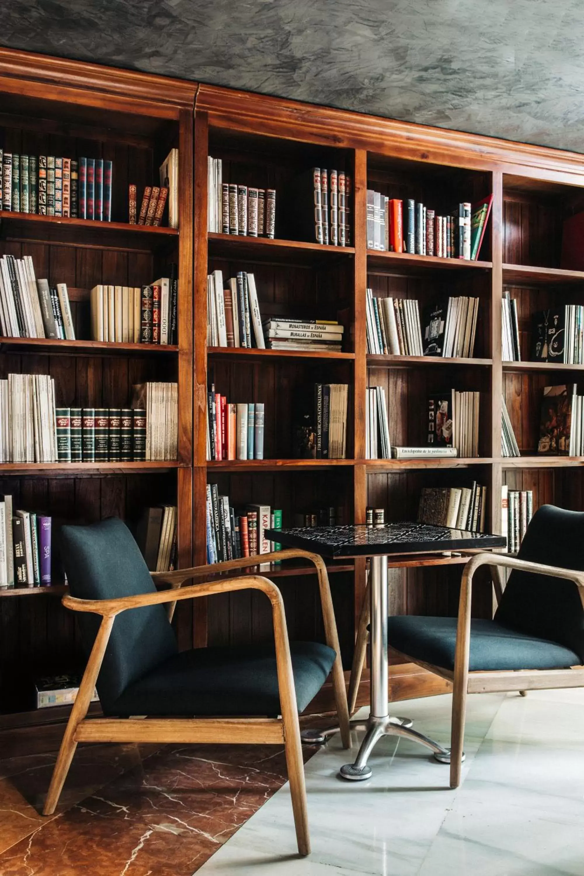 Lounge or bar, Library in Hotel Balmes, a member of Preferred Hotels & Resorts