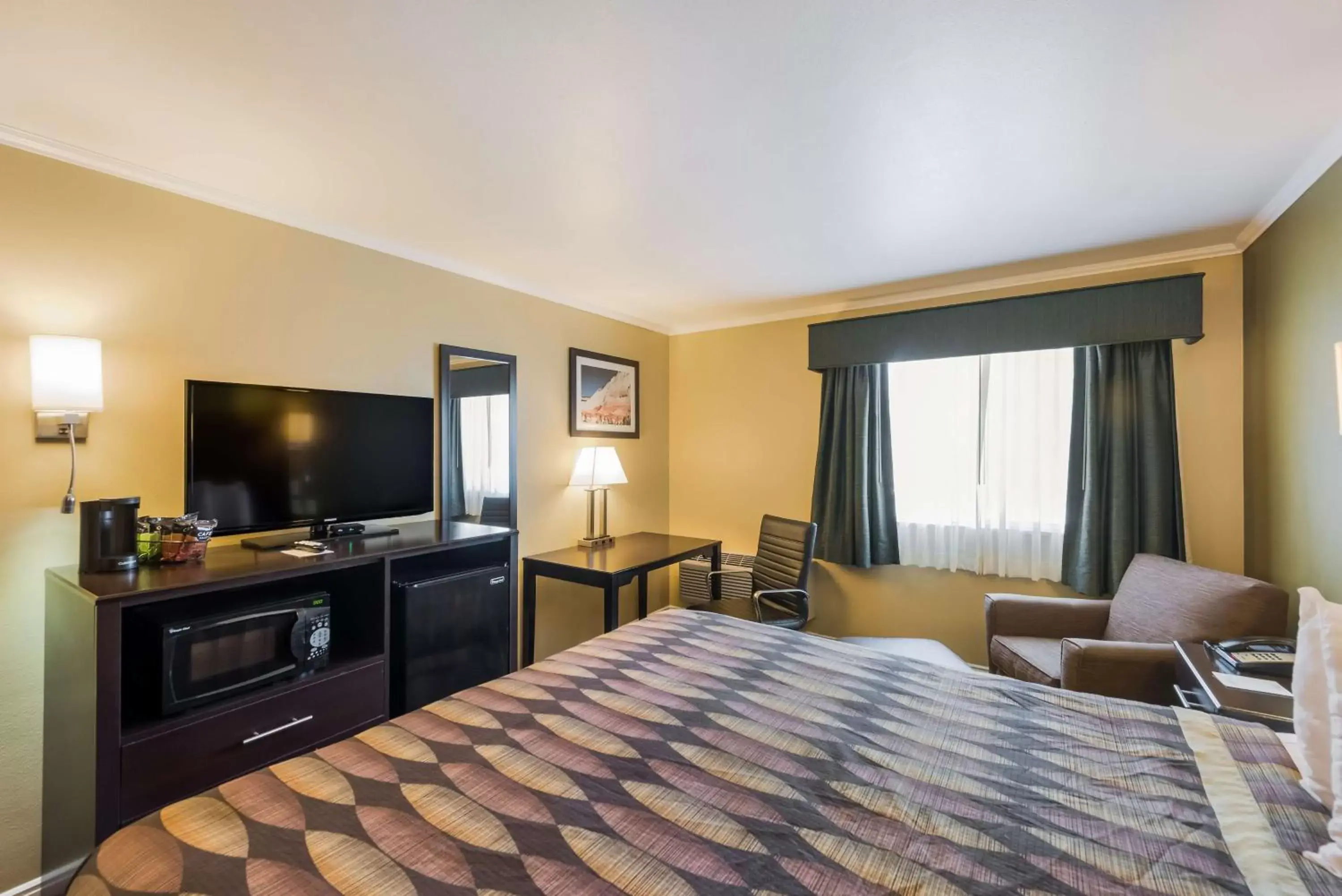 Bedroom, TV/Entertainment Center in Best Western Richfield Inn