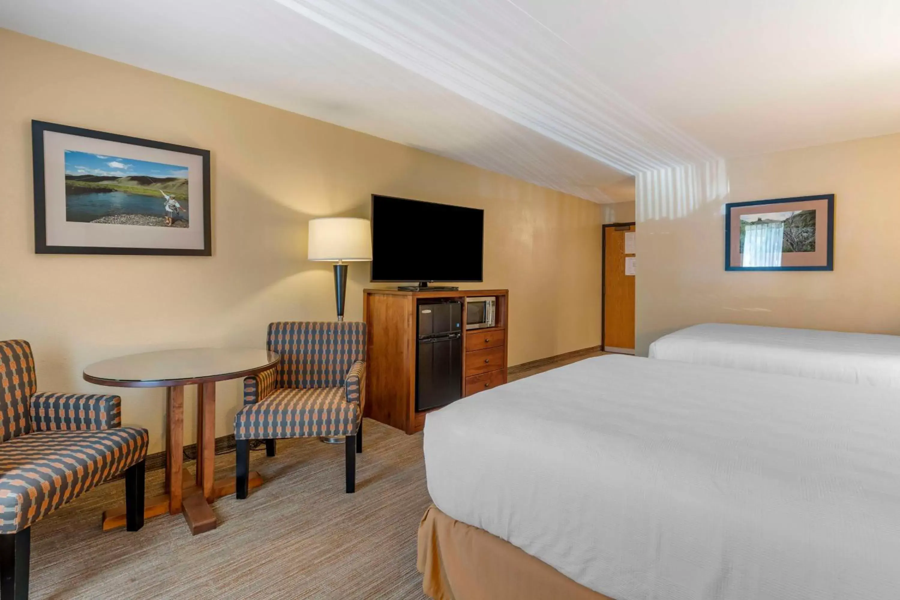 Bedroom, TV/Entertainment Center in Best Western Plus Hood River Inn