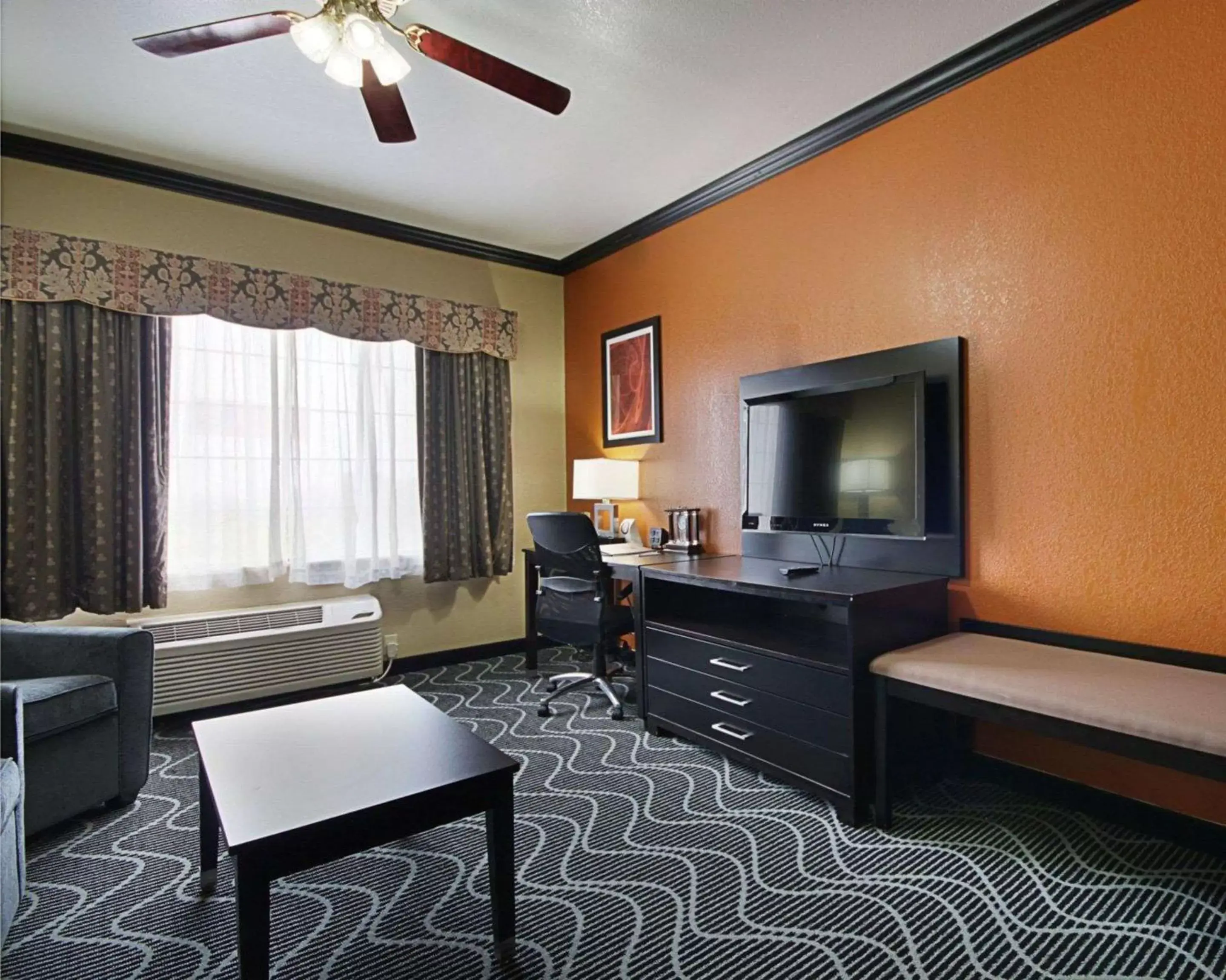 Photo of the whole room, TV/Entertainment Center in Comfort Suites Lake Ray Hubbard