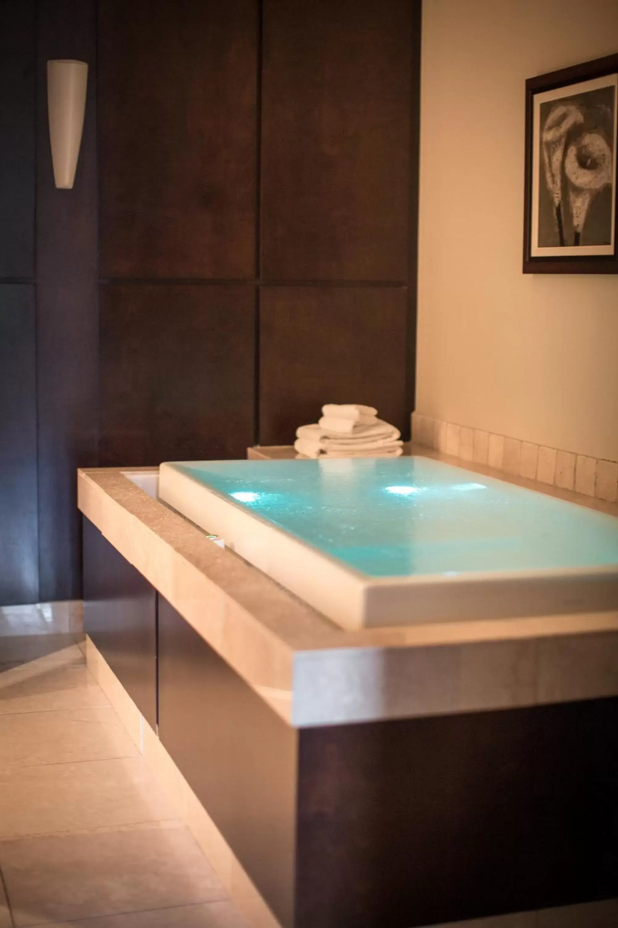 Hot Tub, Bathroom in Hôtel Le Bonne Entente