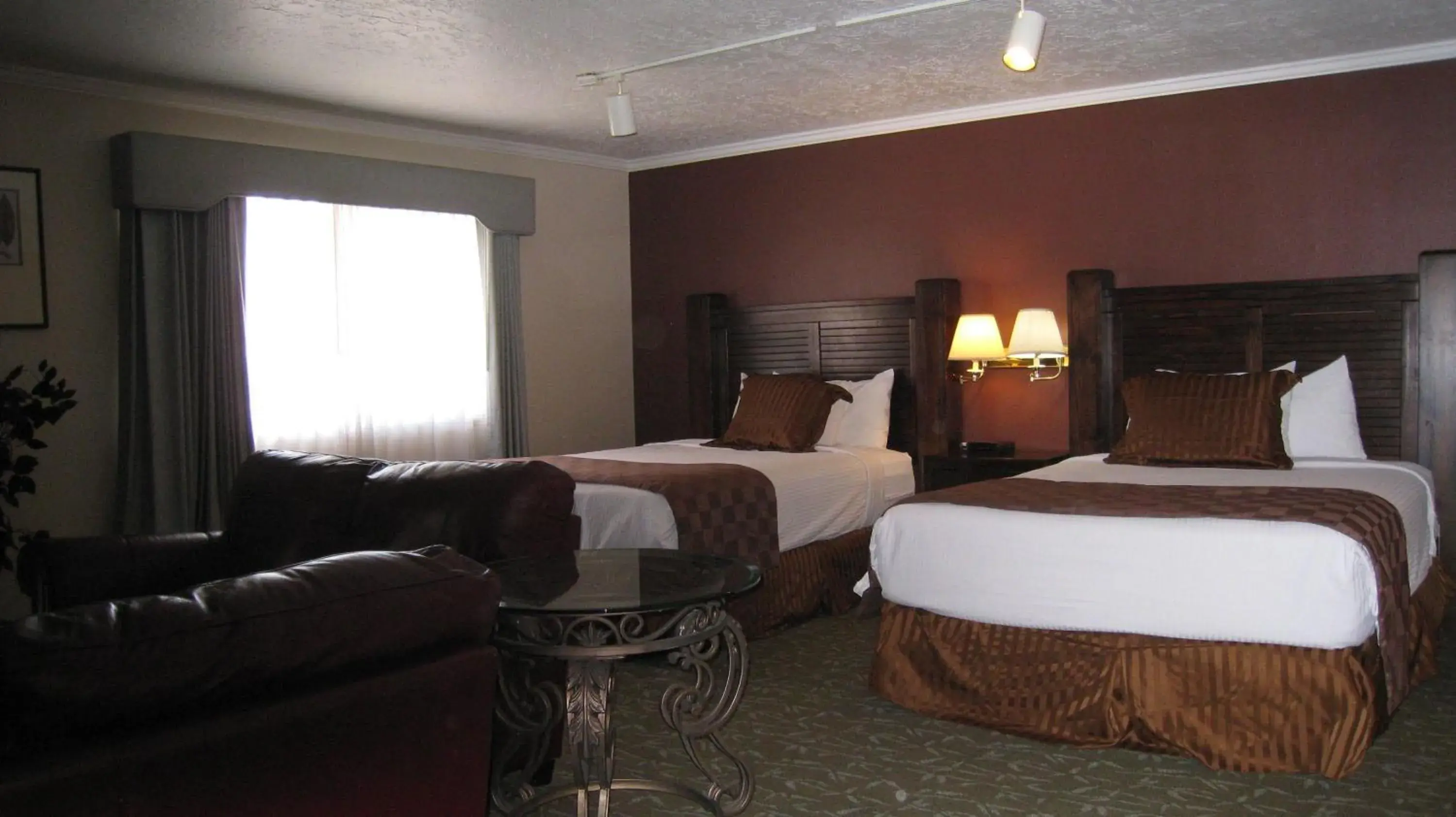 Photo of the whole room, Bed in Discovery Inn