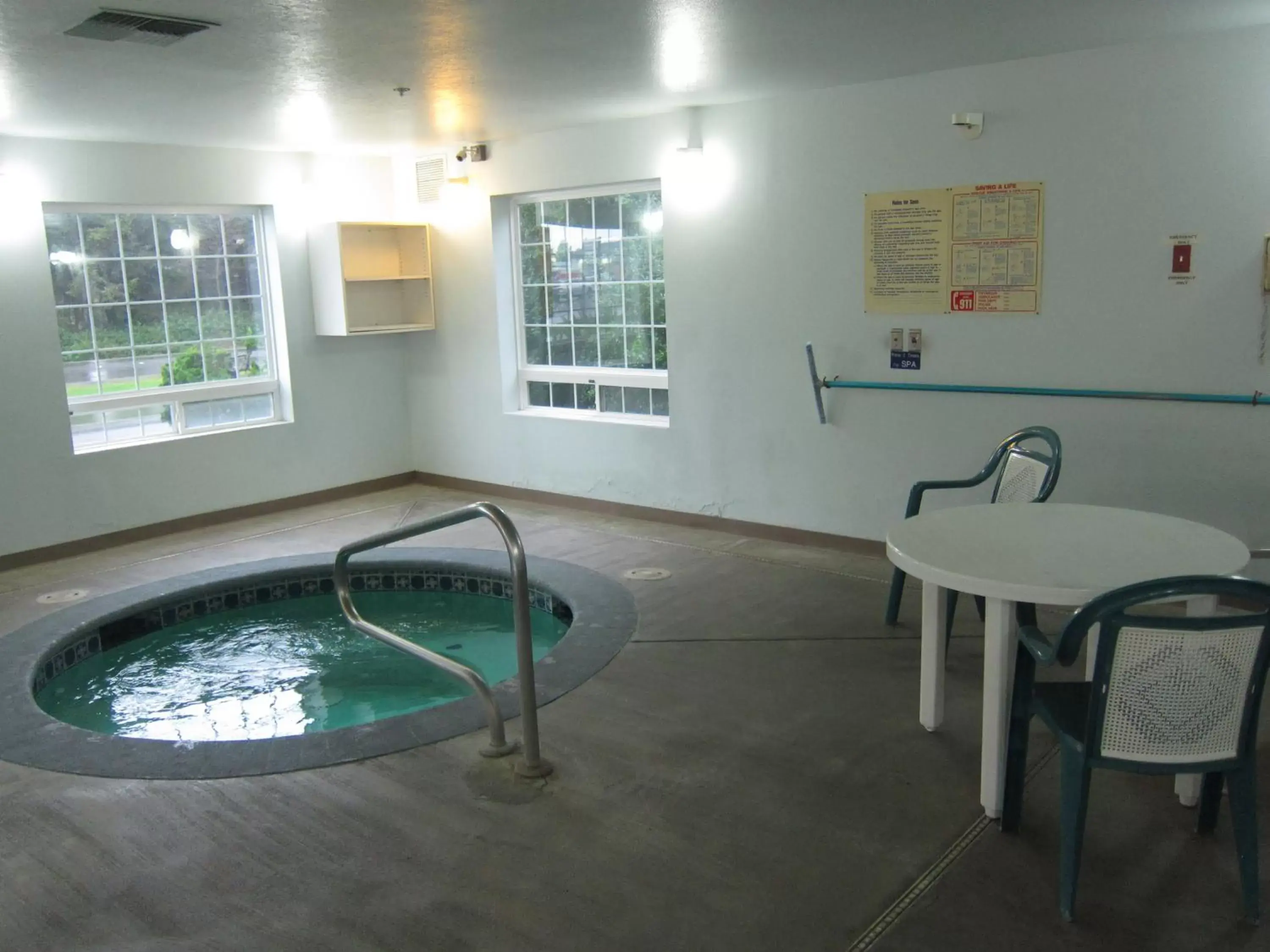 Swimming pool, Bathroom in Days Inn by Wyndham Ocean Shores