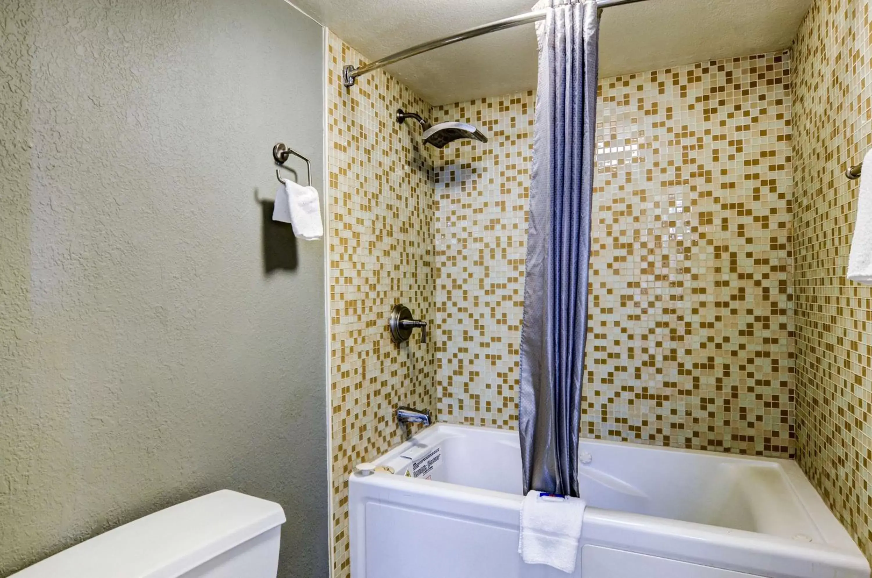 Toilet, Bathroom in Motel 6-Greenwood Village, CO - Denver - South Tech Center