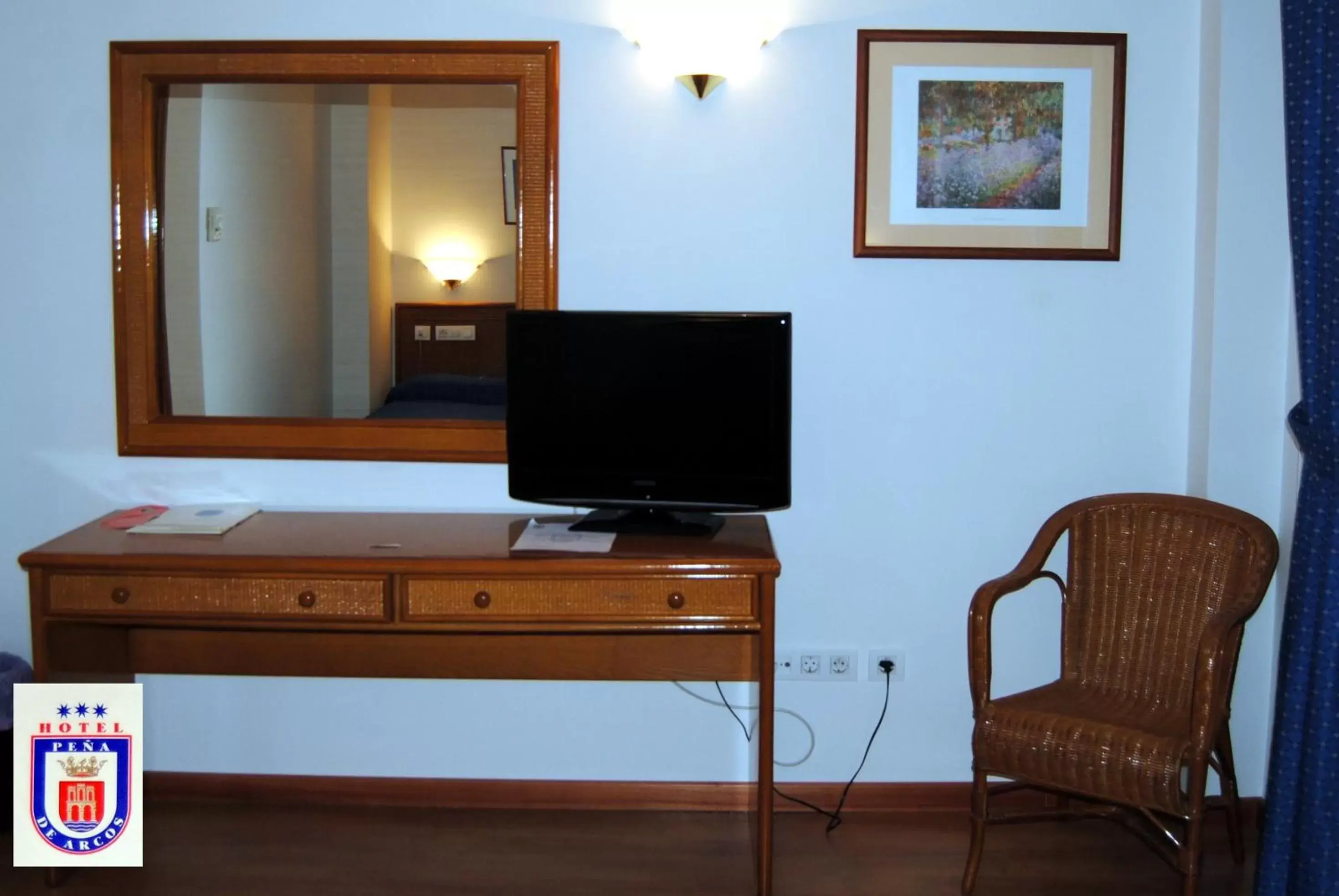 TV and multimedia, TV/Entertainment Center in Hotel Peña de Arcos