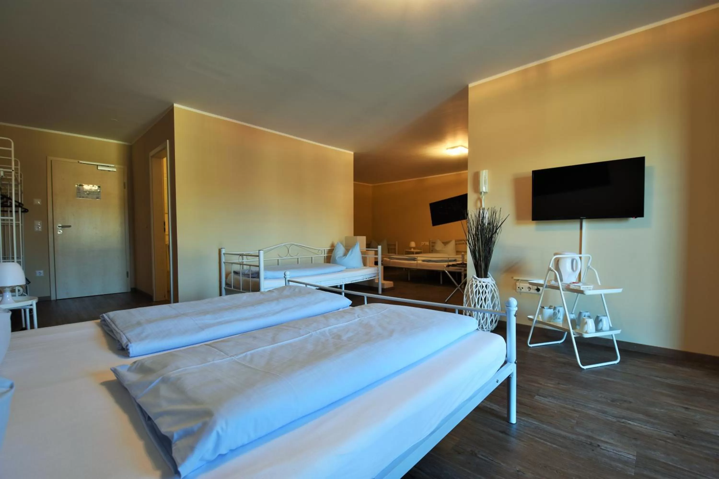 Photo of the whole room, Bed in Motel Füssen im Allgäu