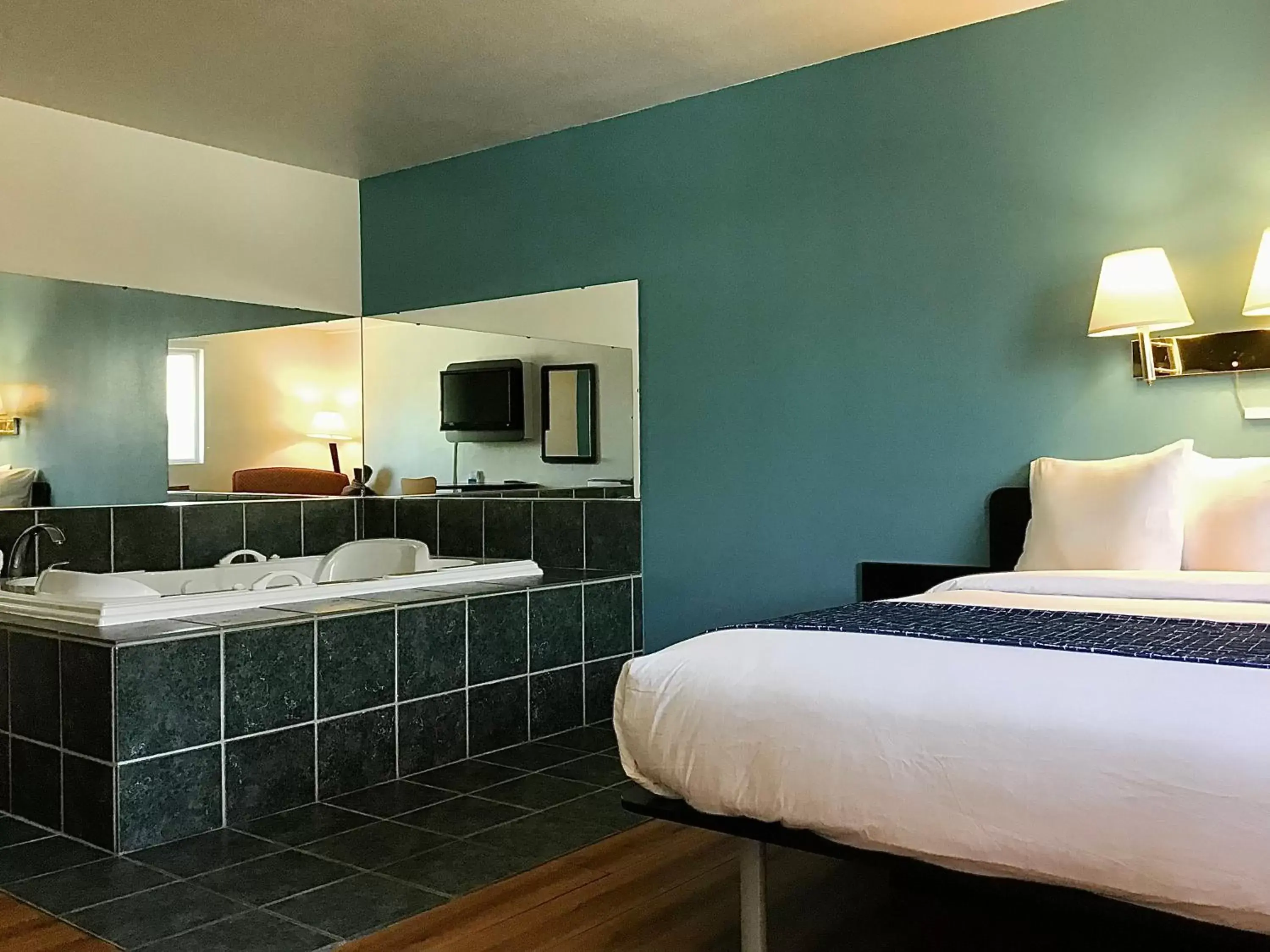 Bedroom, Bed in Travelodge Inn & Suites by Wyndham Missoula University Park