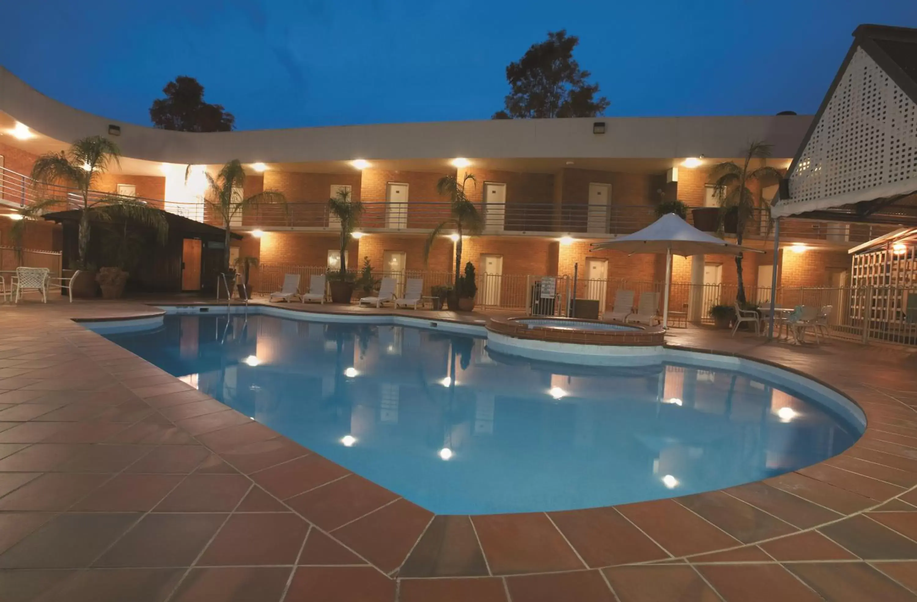 Swimming pool, Property Building in Quality Hotel Wangaratta Gateway