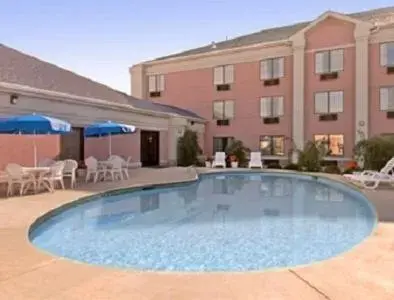 Patio, Swimming Pool in Prime Inn & Suites Poteau