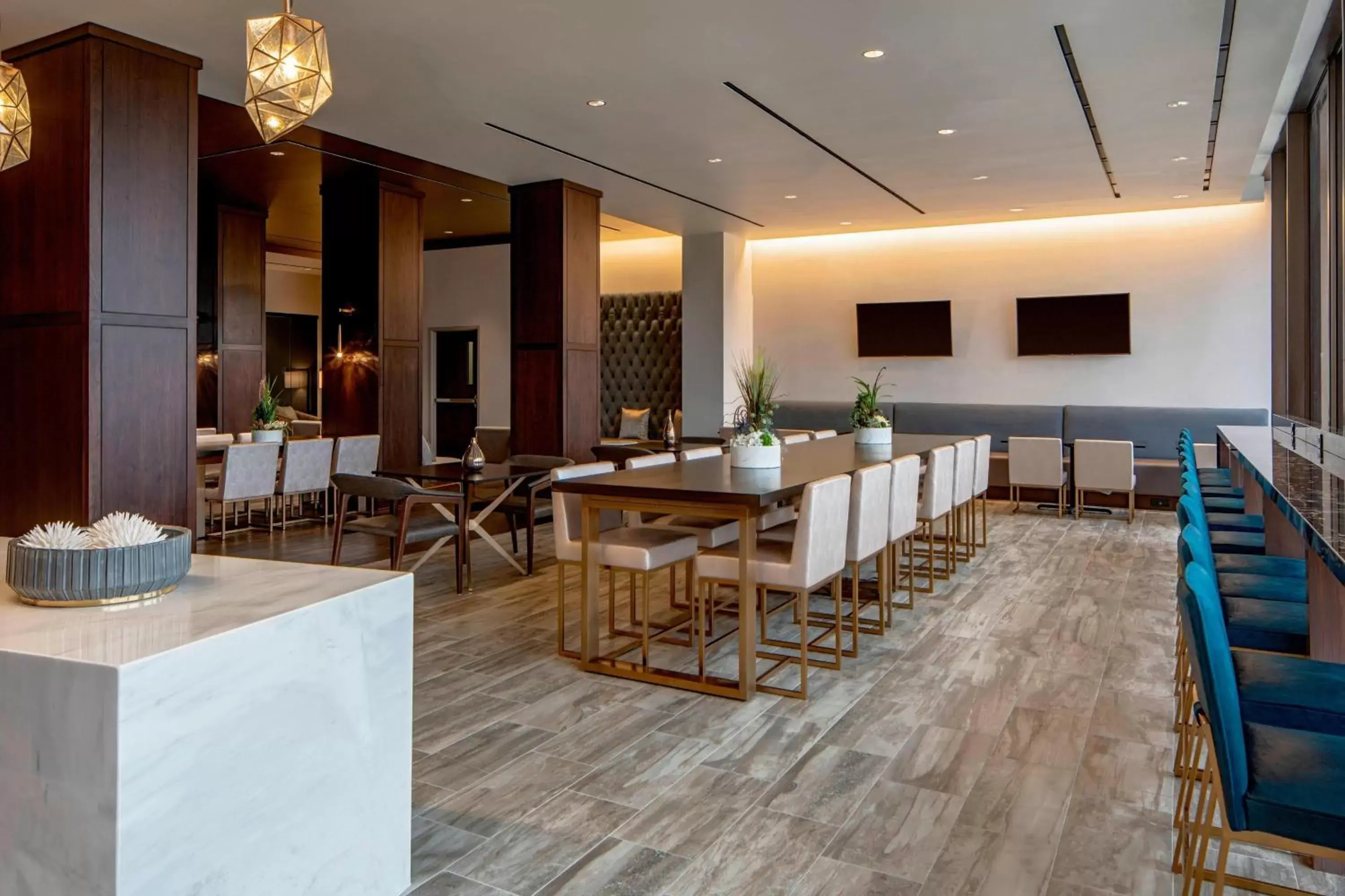 Lounge or bar in The Westin Galleria Houston