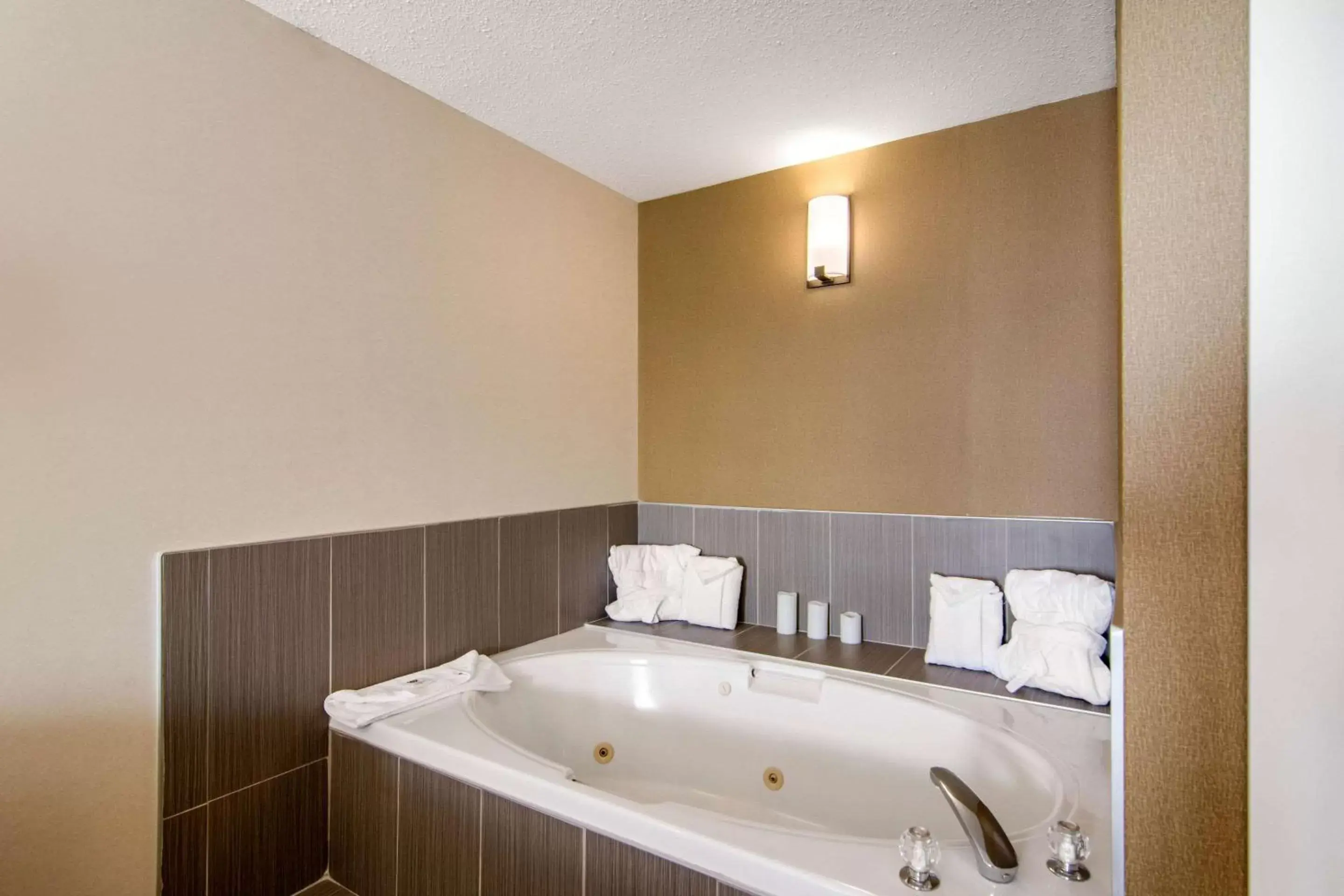 Bedroom, Bathroom in Comfort Inn & Suites Medicine Hat