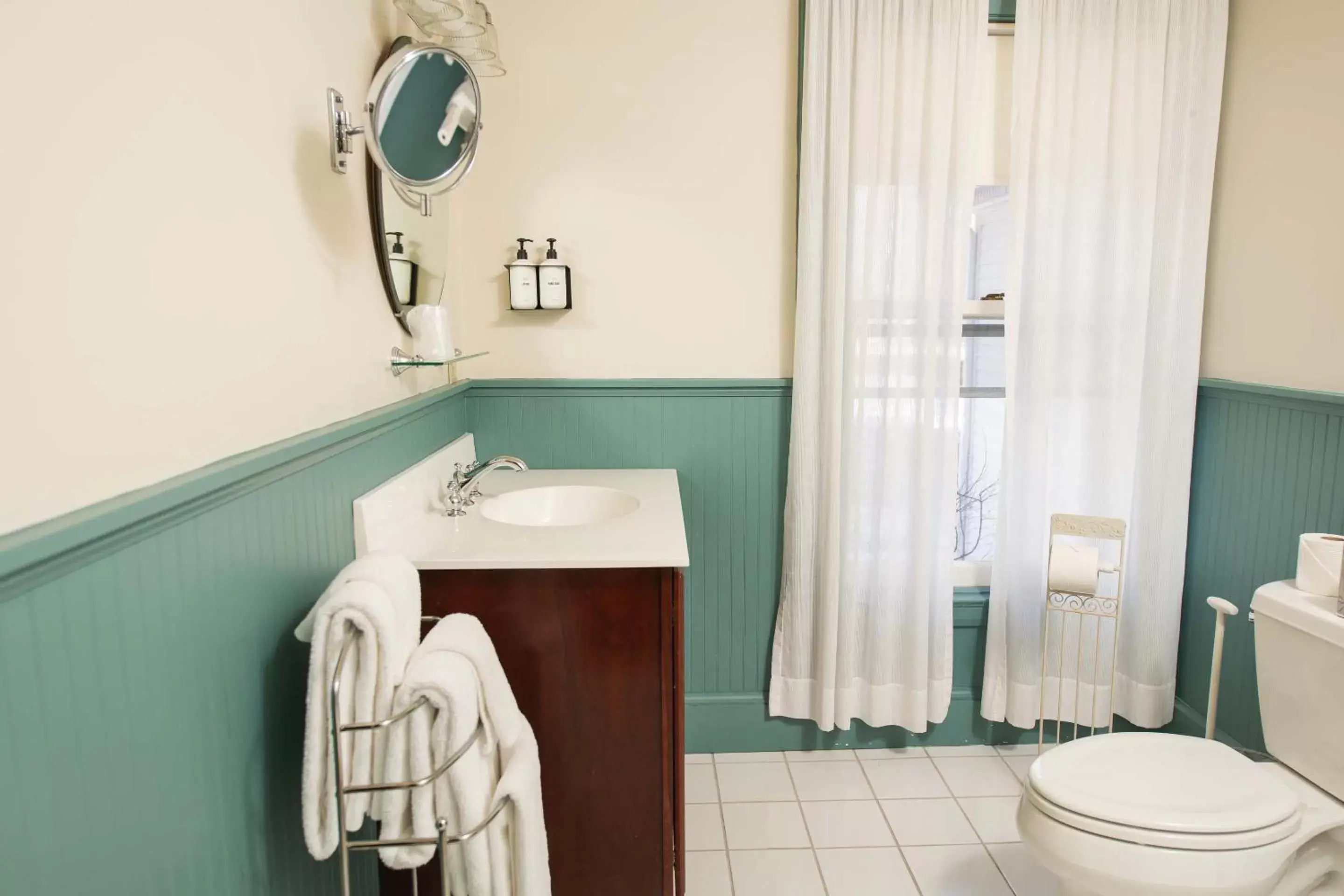 Carriage House Queen in The Dewey by The Lenox Collection Carriage House Queen in The Dewey by The Lenox Collection