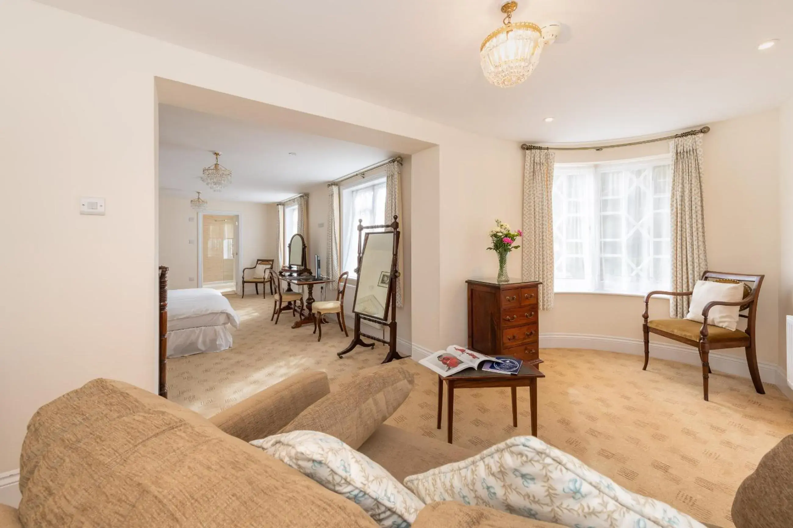 Bedroom, Seating Area in Royal Glen Hotel